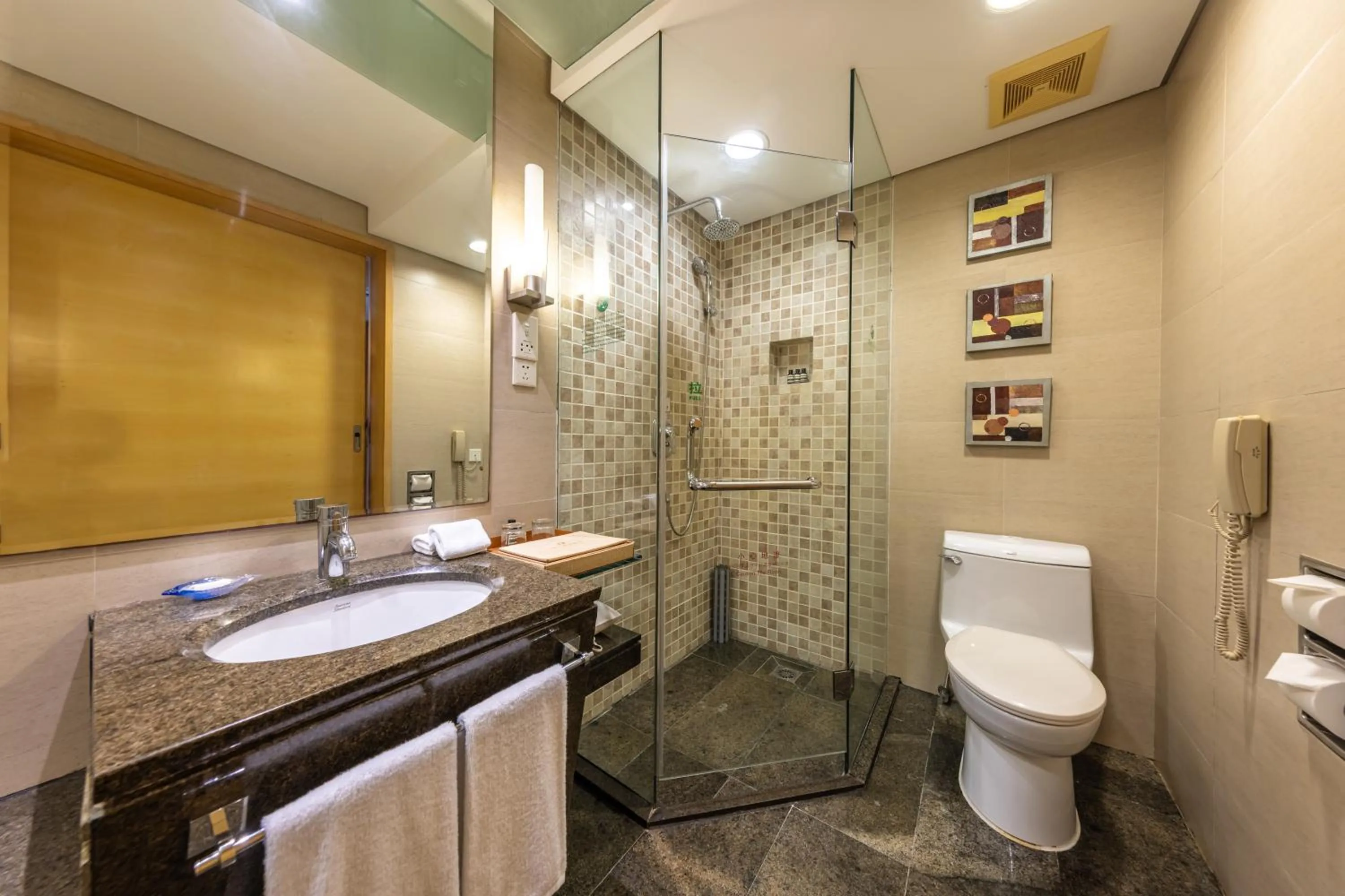 Toilet in Weihai Haiyue Jianguo Hotel