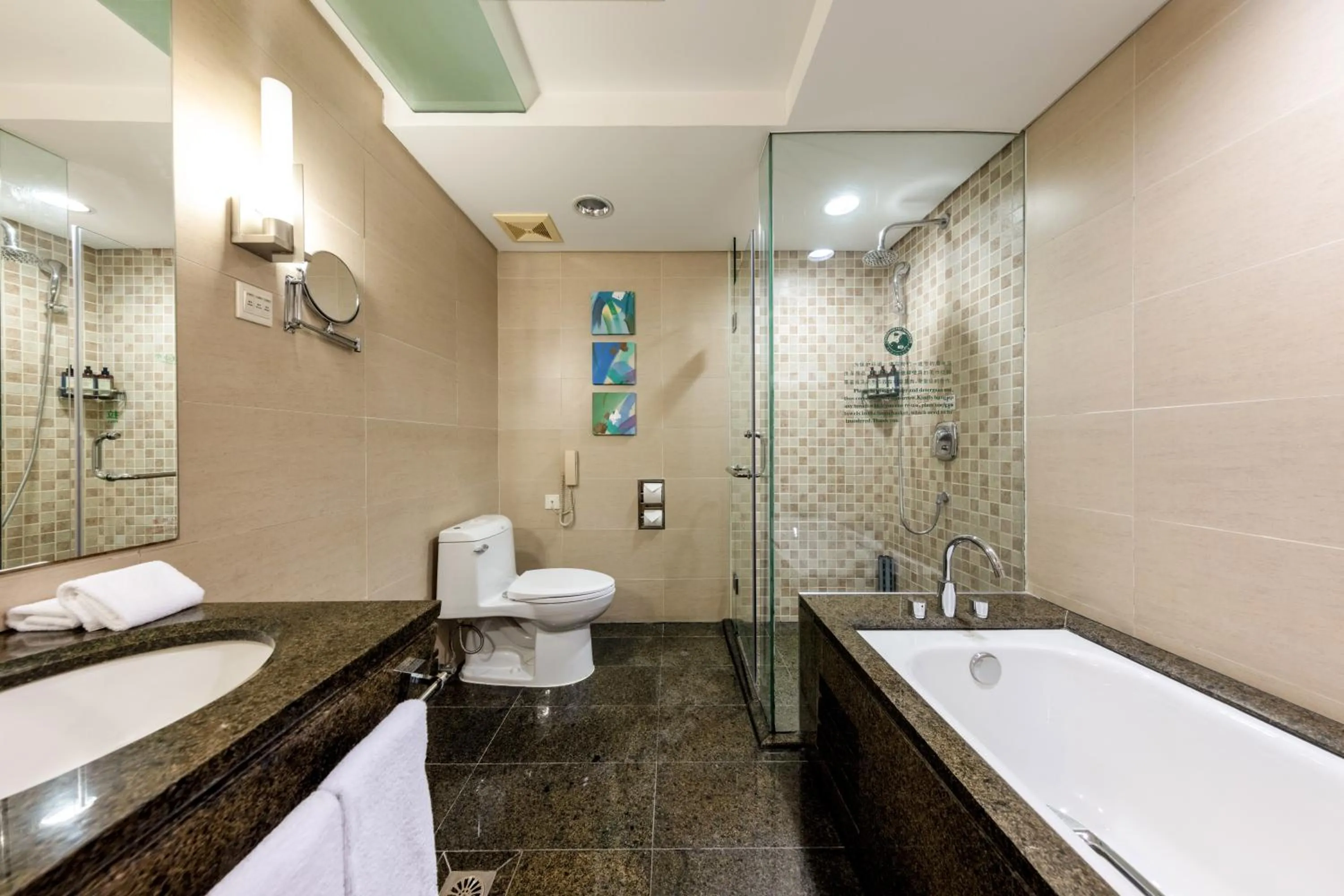 Bathroom in Weihai Haiyue Jianguo Hotel