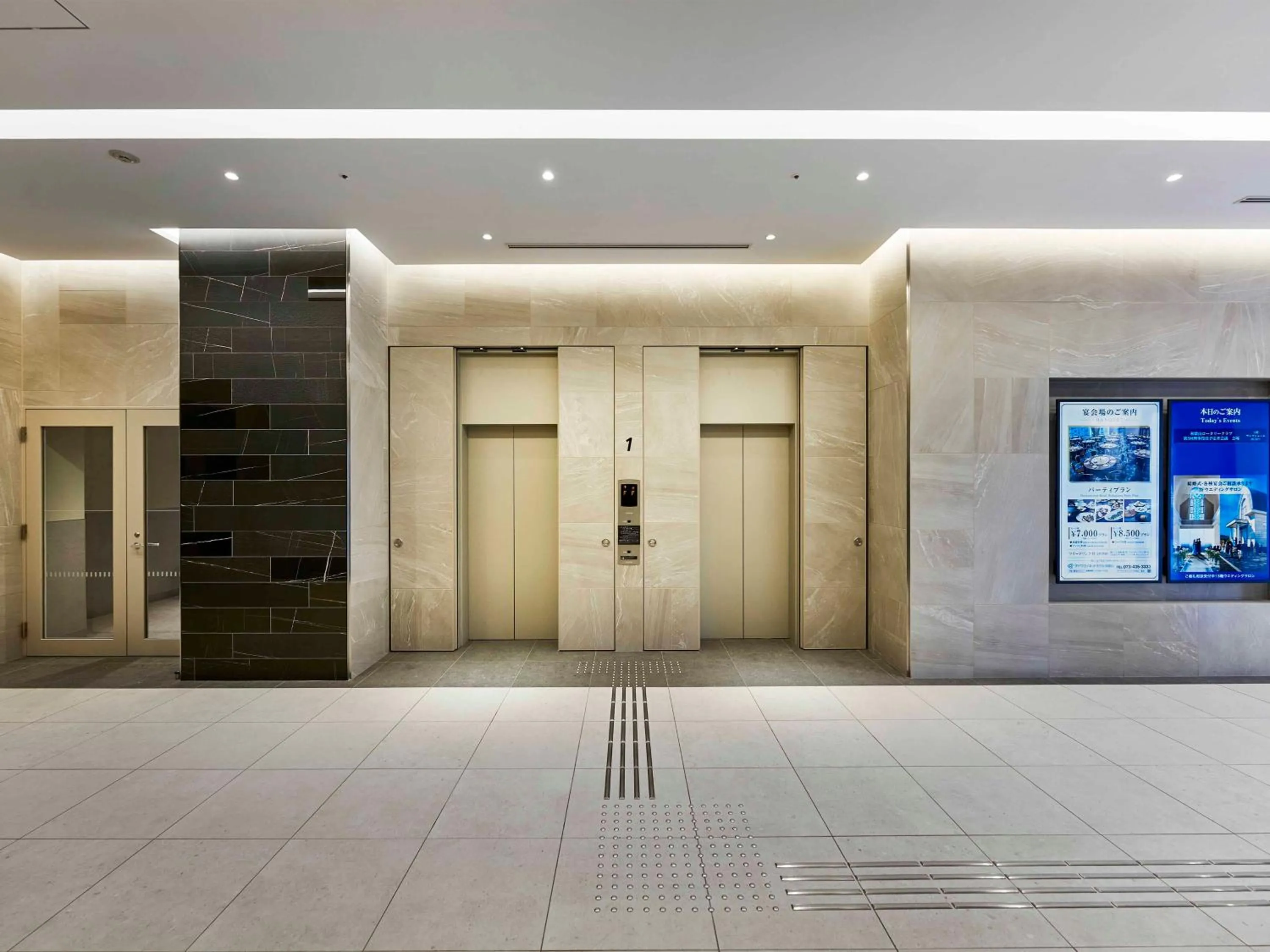 elevator in Daiwa Roynet Hotel Wakayama