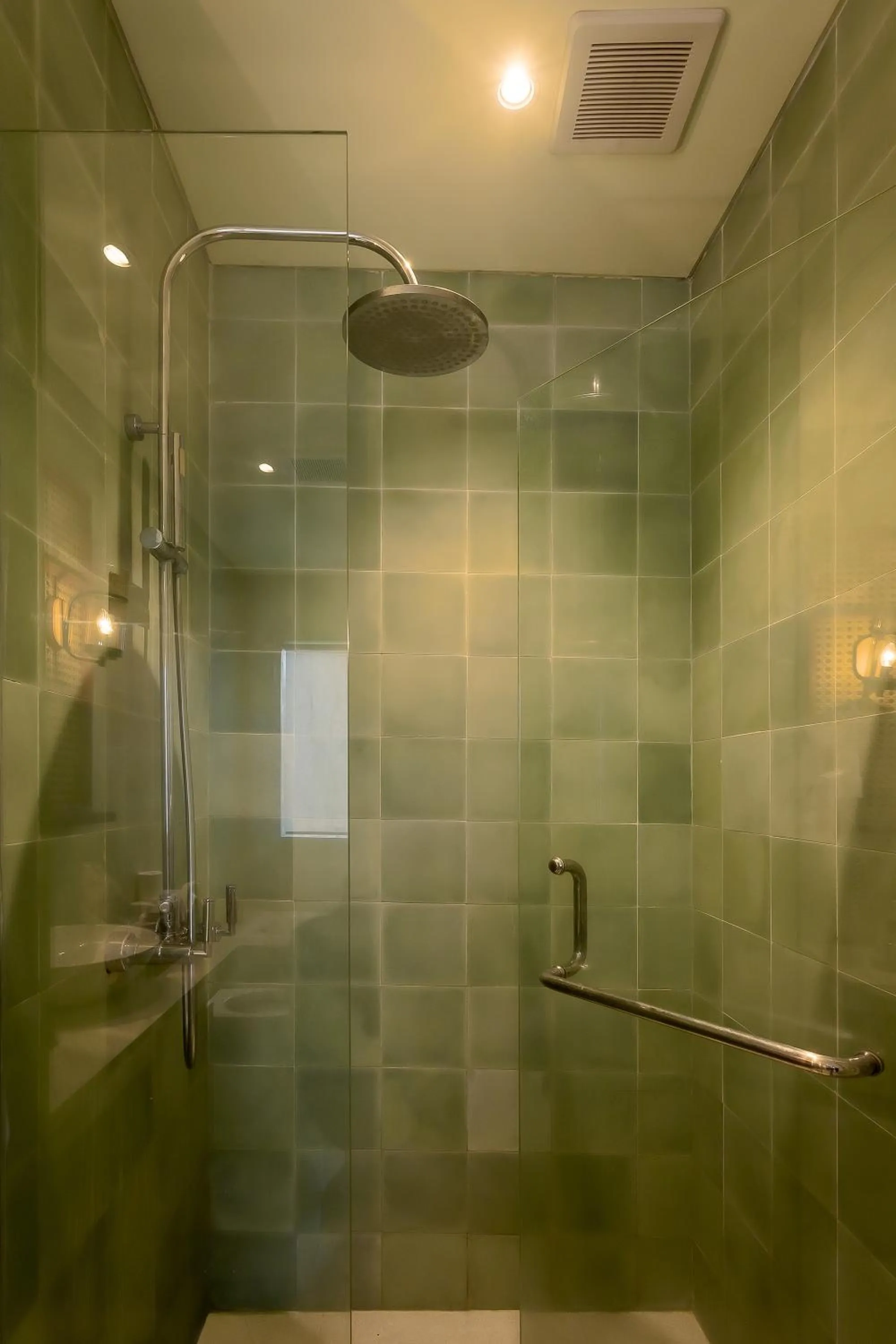 Shower in Fourteen Roses Boutique Hotel, Kuta