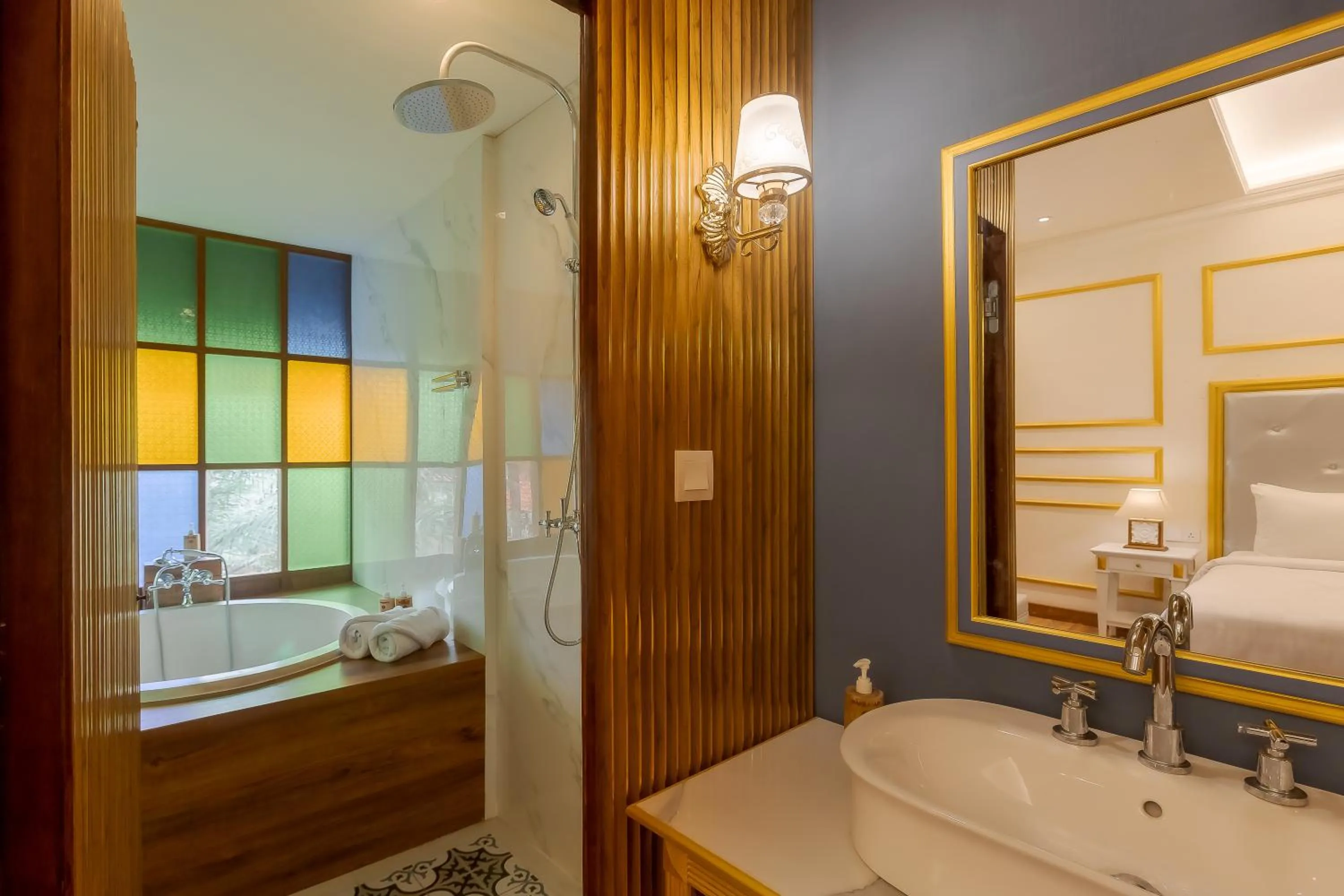 Bathroom in Fourteen Roses Boutique Hotel, Kuta