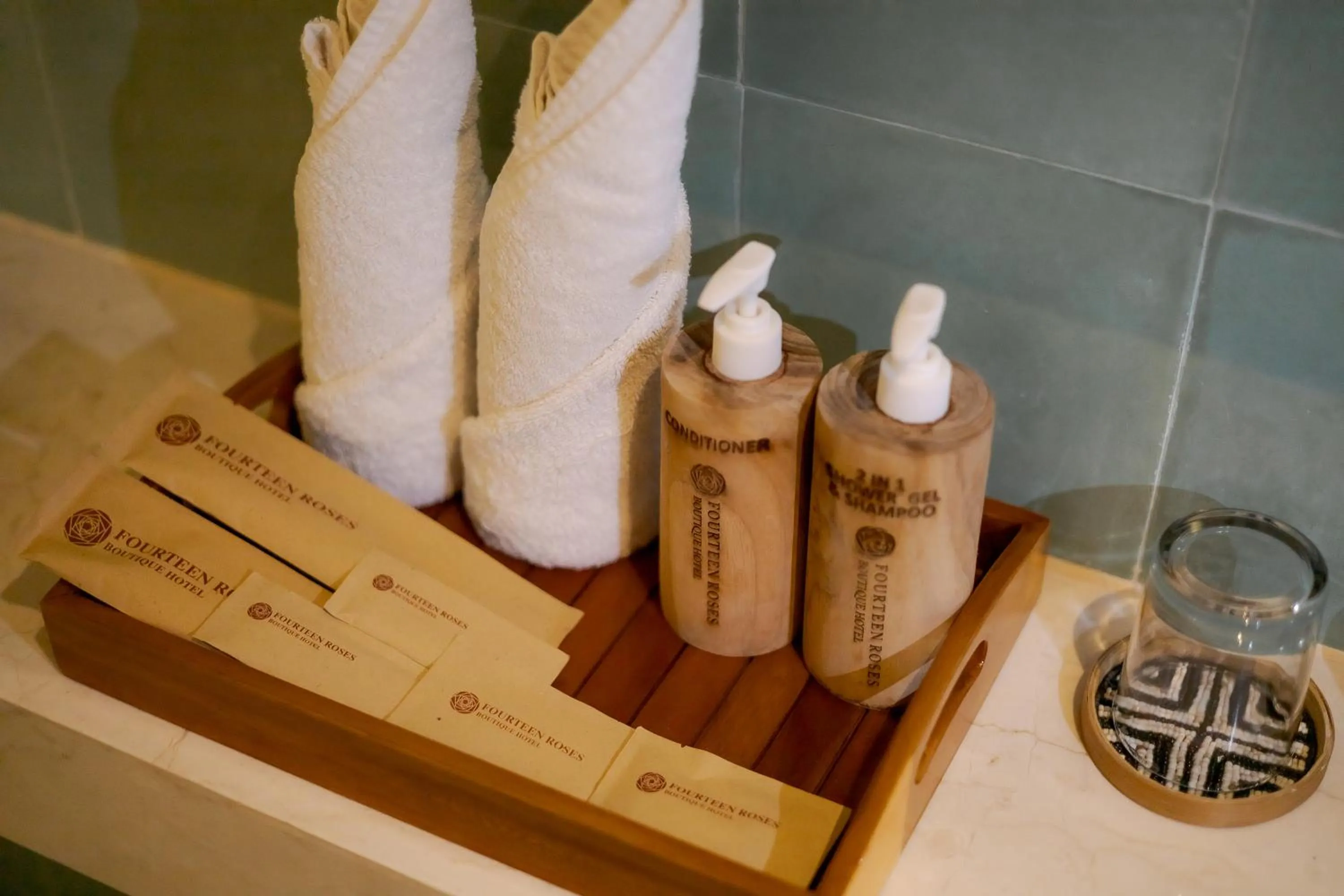 Bathroom in Fourteen Roses Boutique Hotel, Kuta