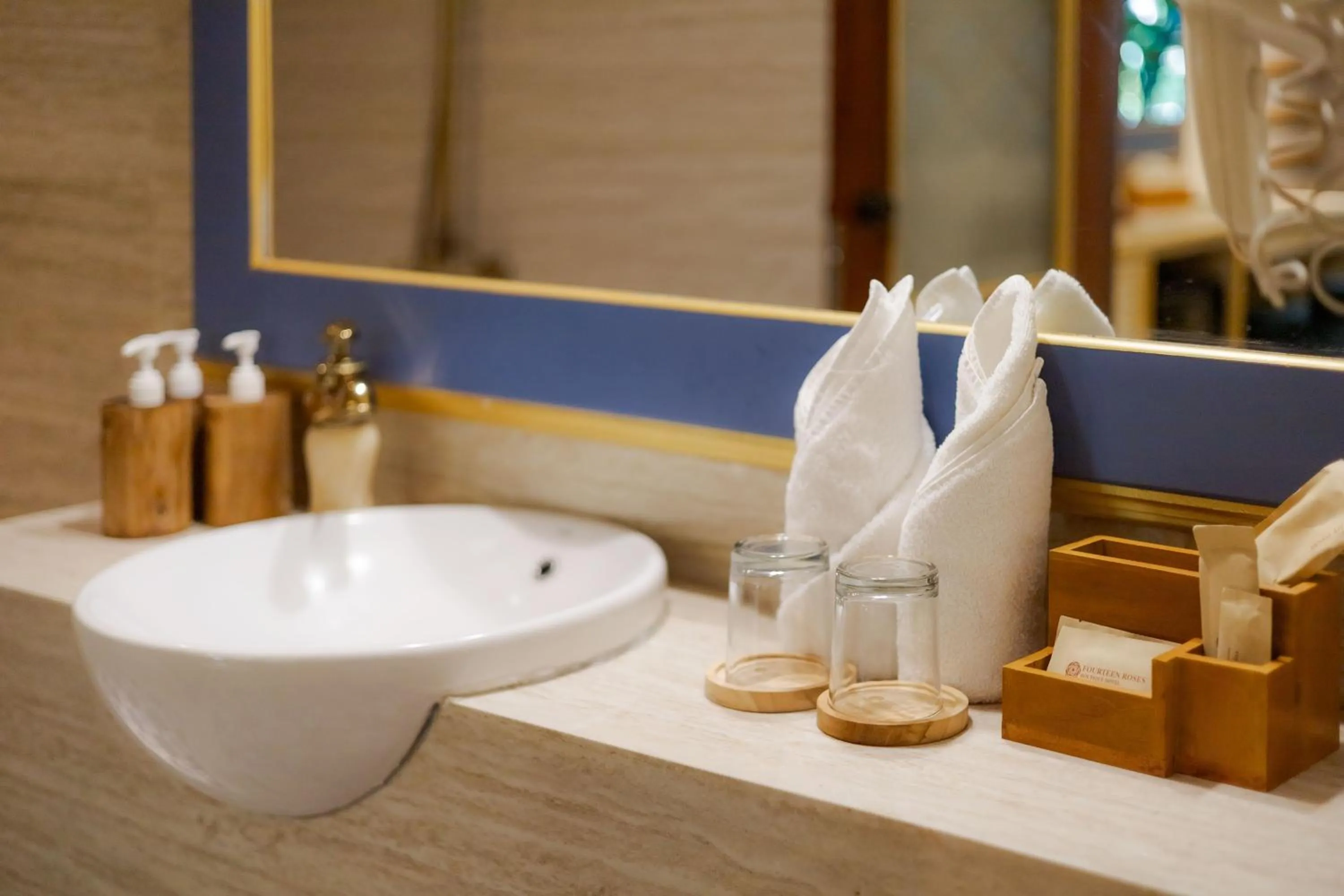 Bathroom in Fourteen Roses Boutique Hotel, Kuta