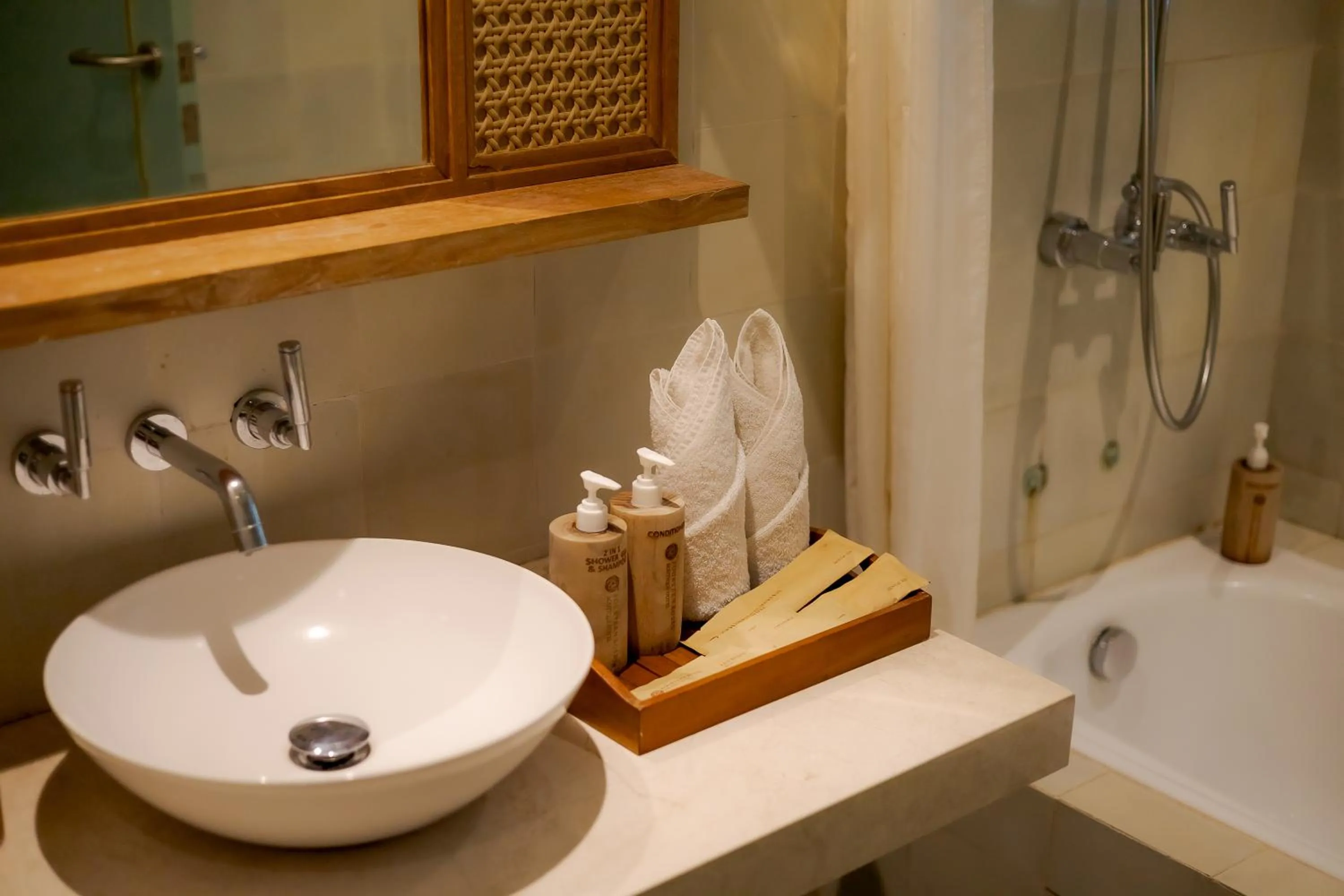 Bathroom in Fourteen Roses Boutique Hotel, Kuta