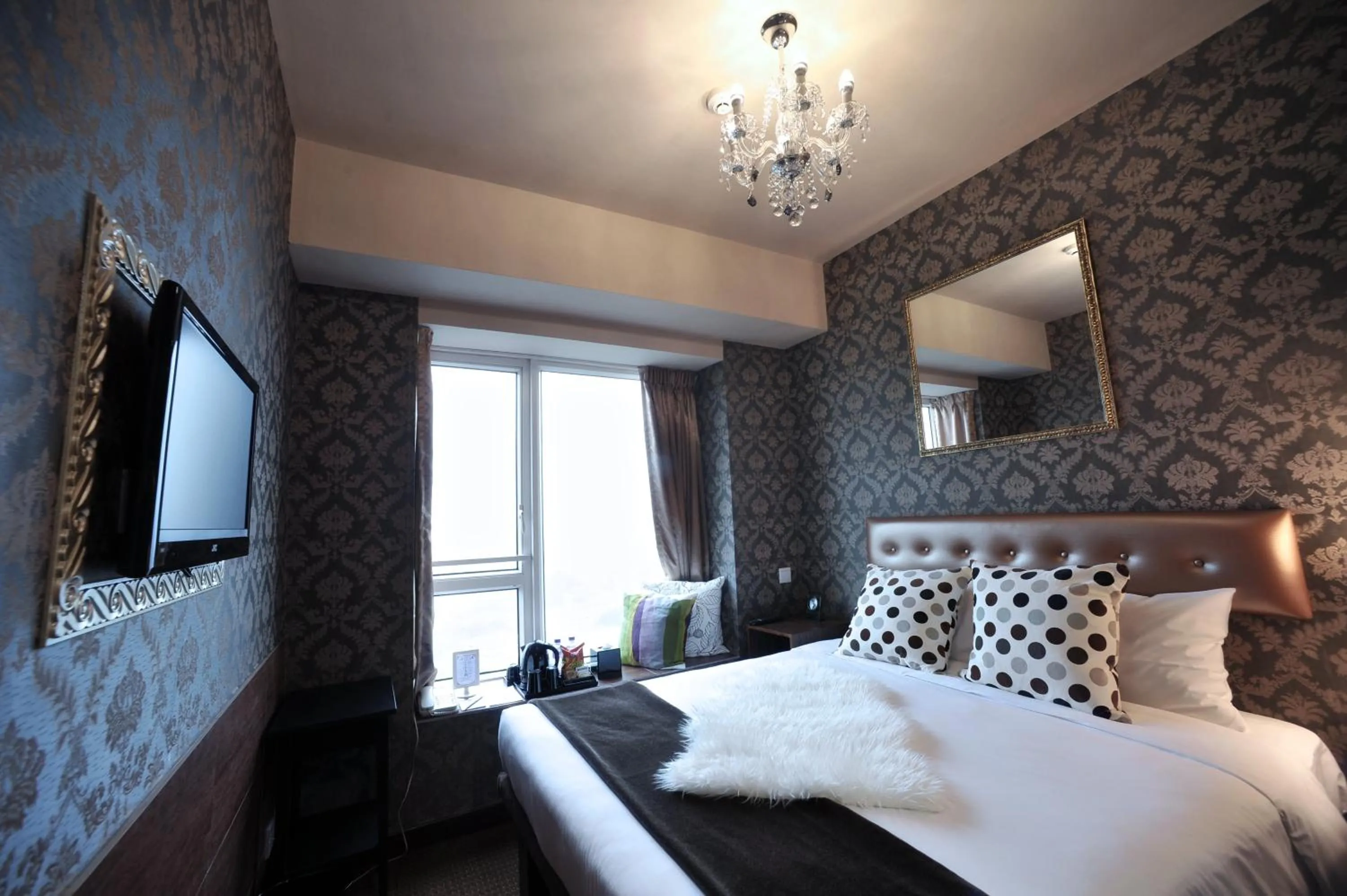 Photo of the whole room, Bed in Ramada Grand Tsim Sha Tsui