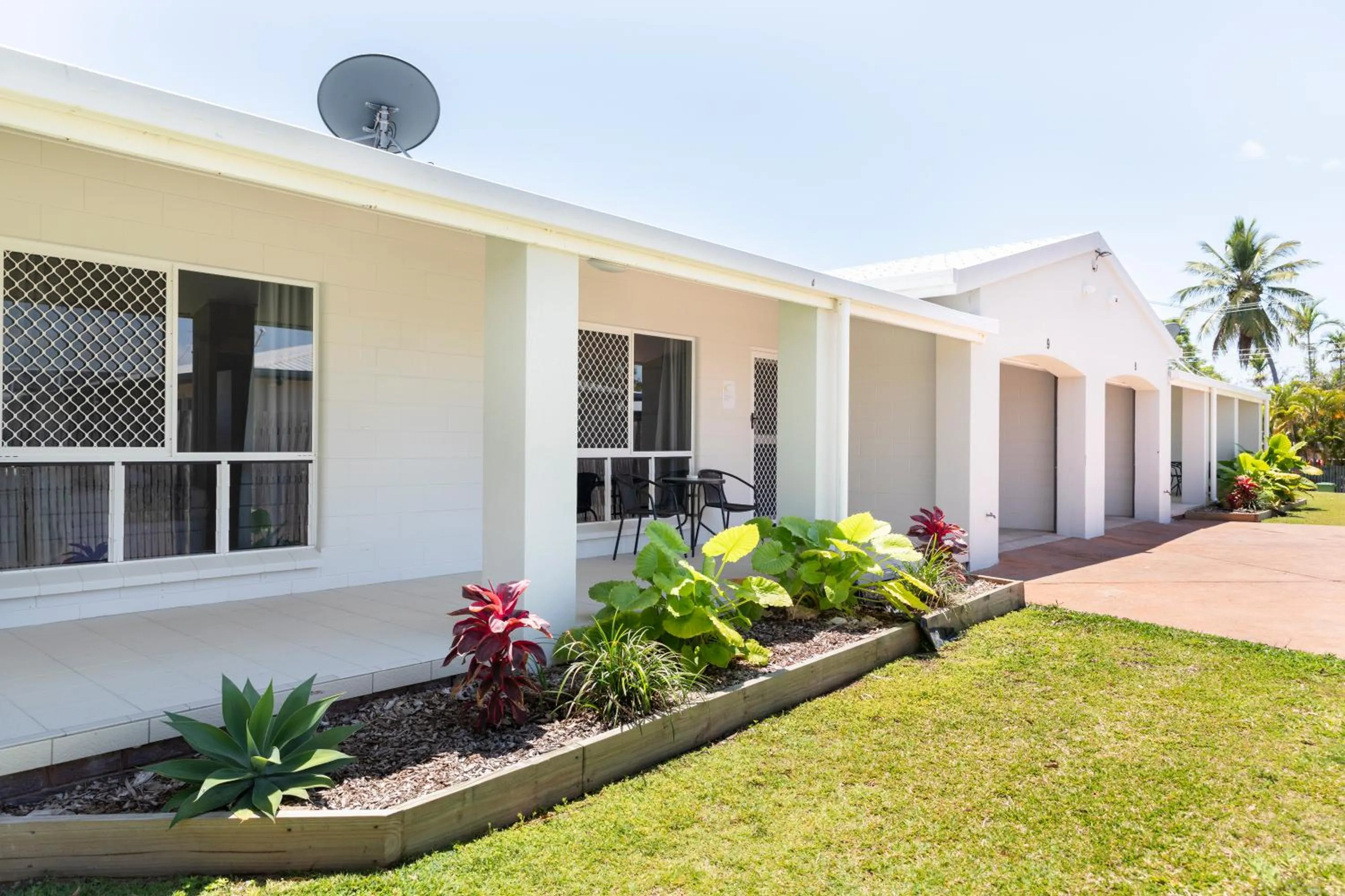 Property building in Palm View Holiday Apartments