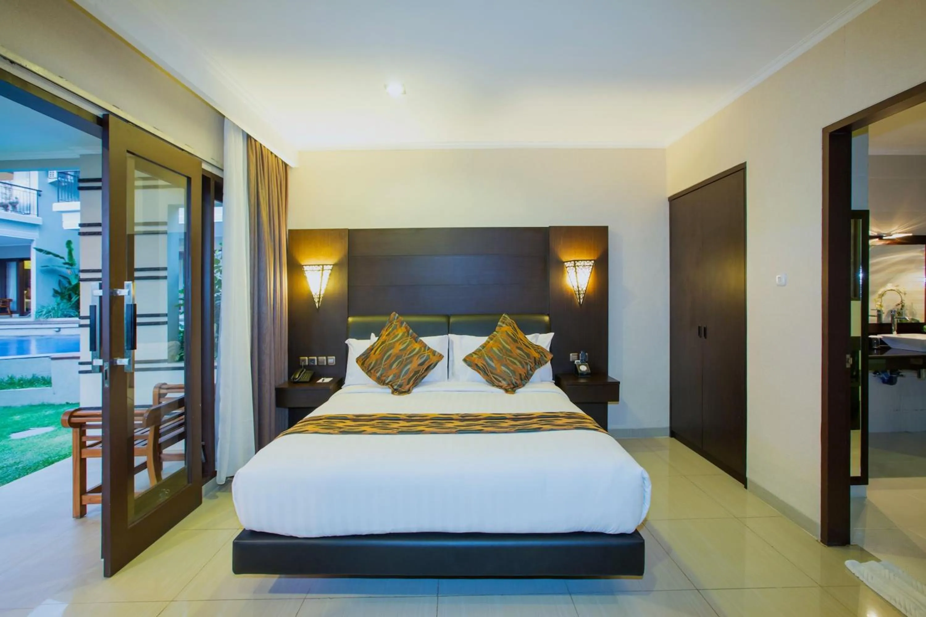 Bedroom, Bed in Flamingo Dewata Suite