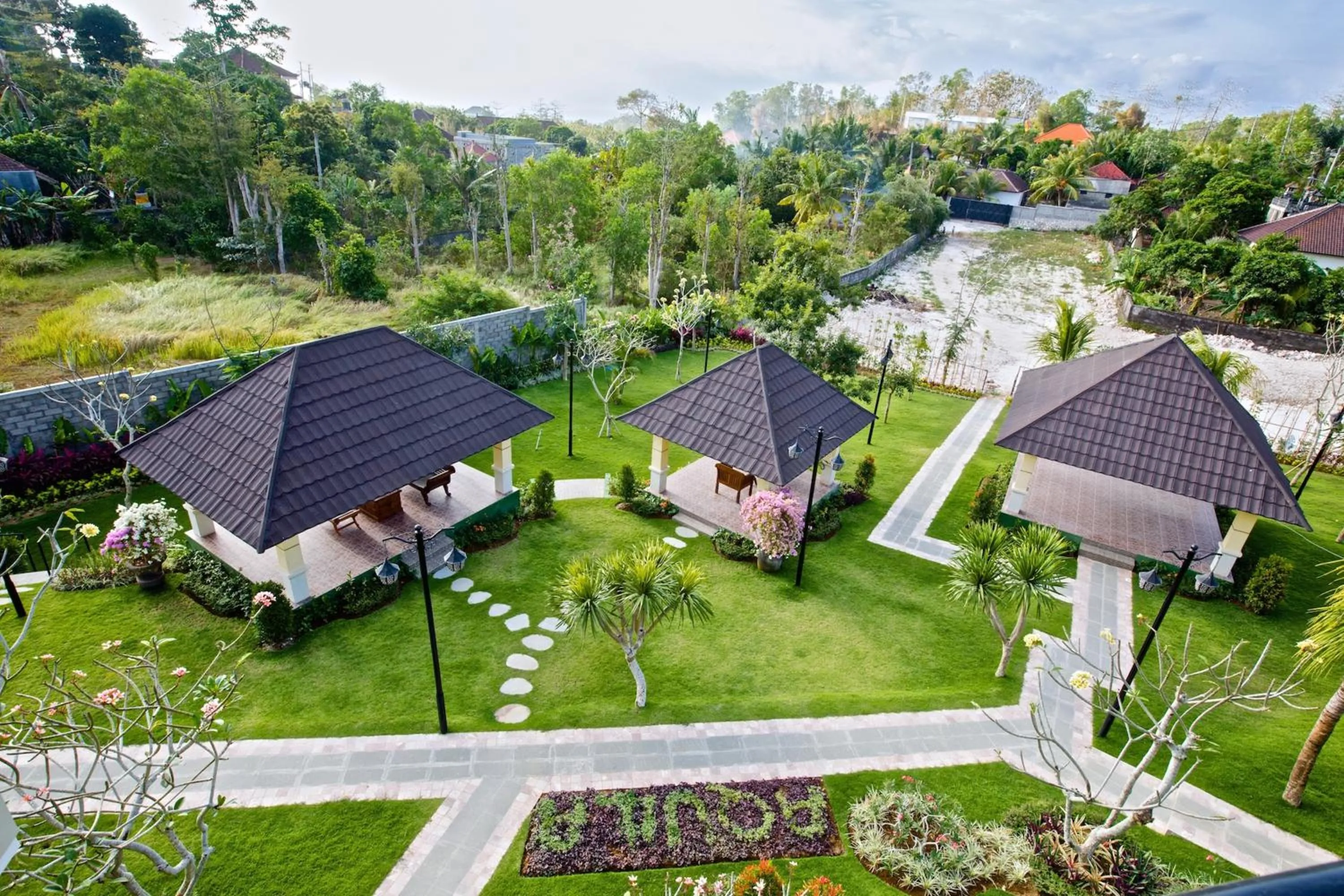 Restaurant/places to eat in Flamingo Dewata Suite