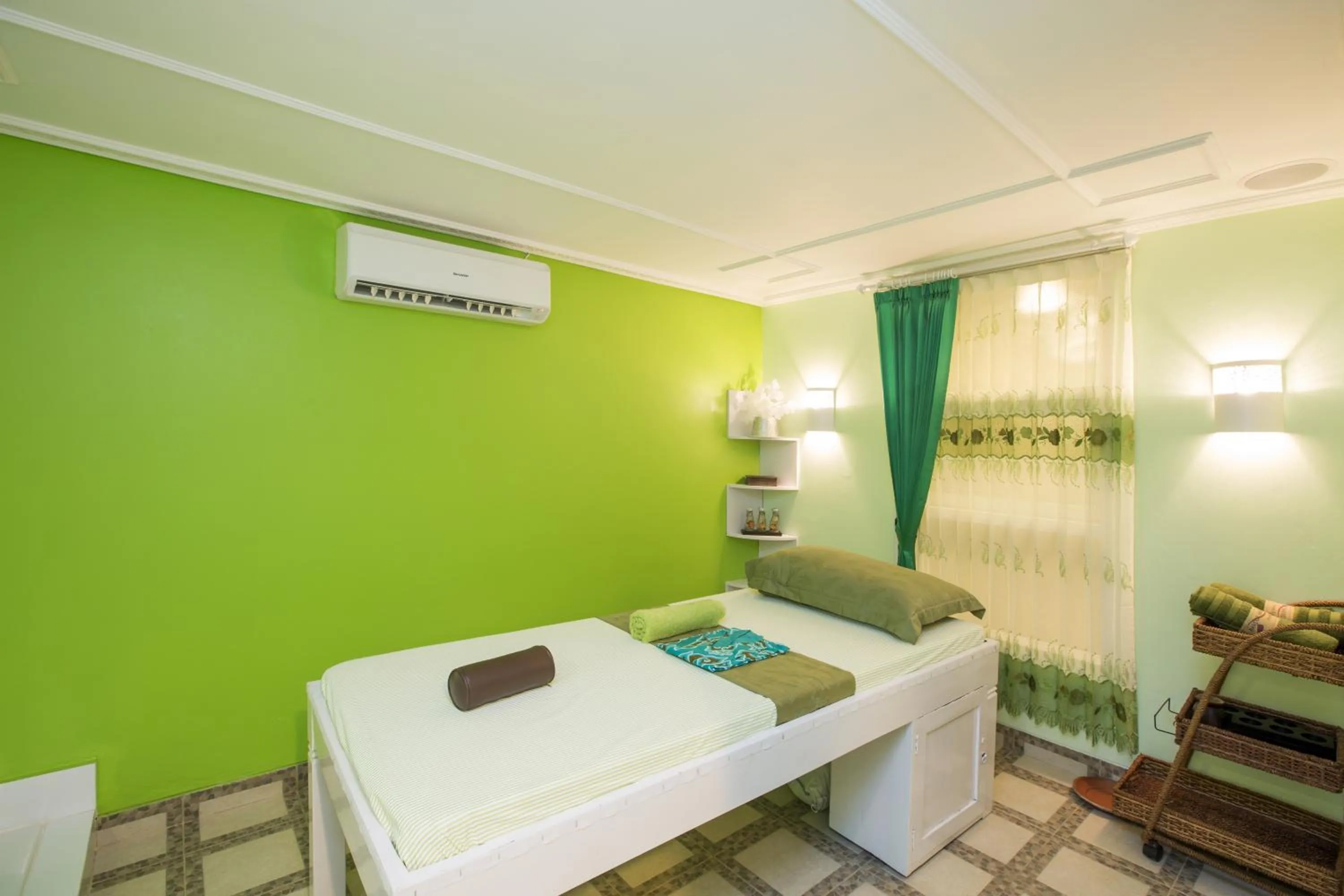 Massage, Bed in Flamingo Dewata Suite