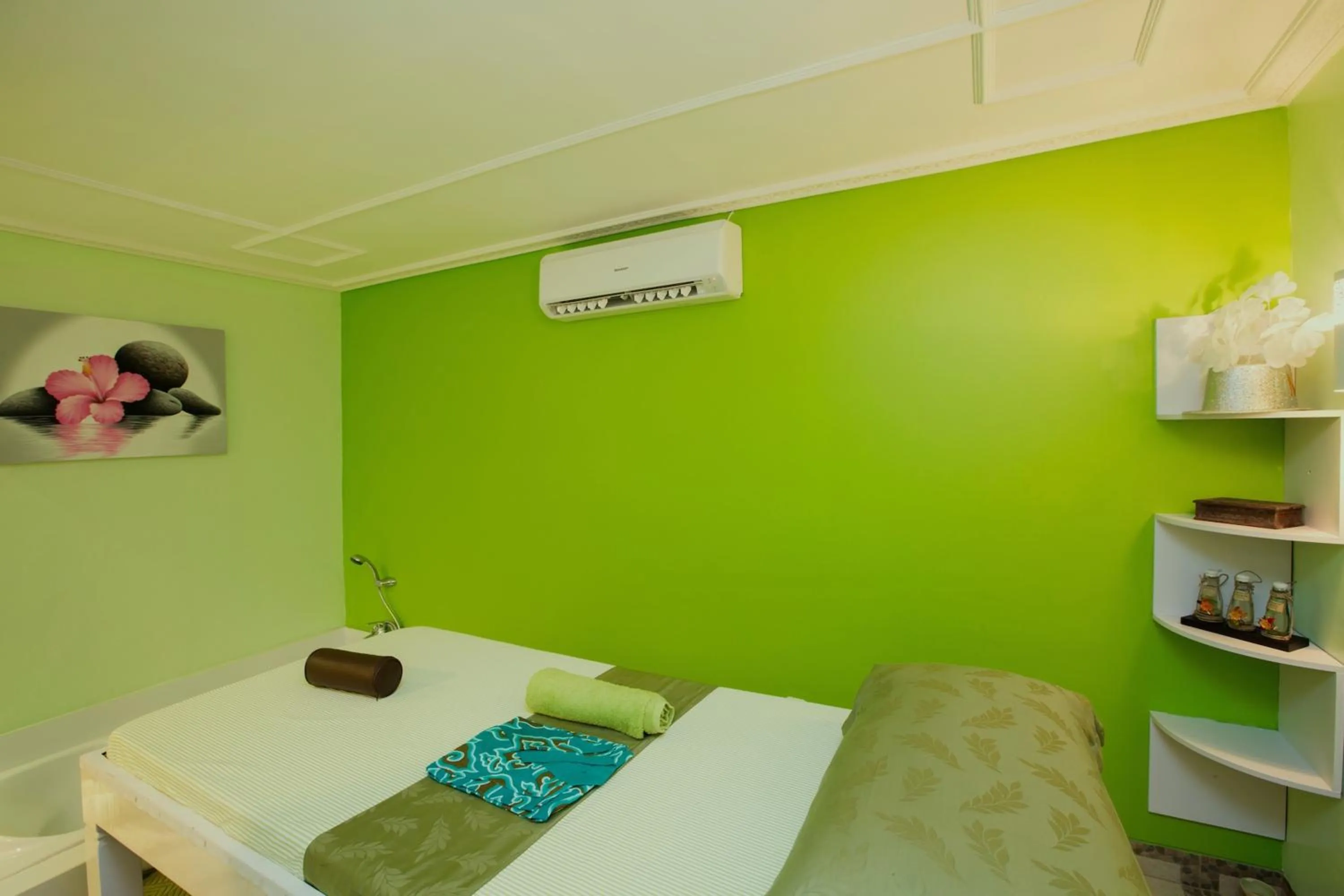 Massage, Bed in Flamingo Dewata Suite