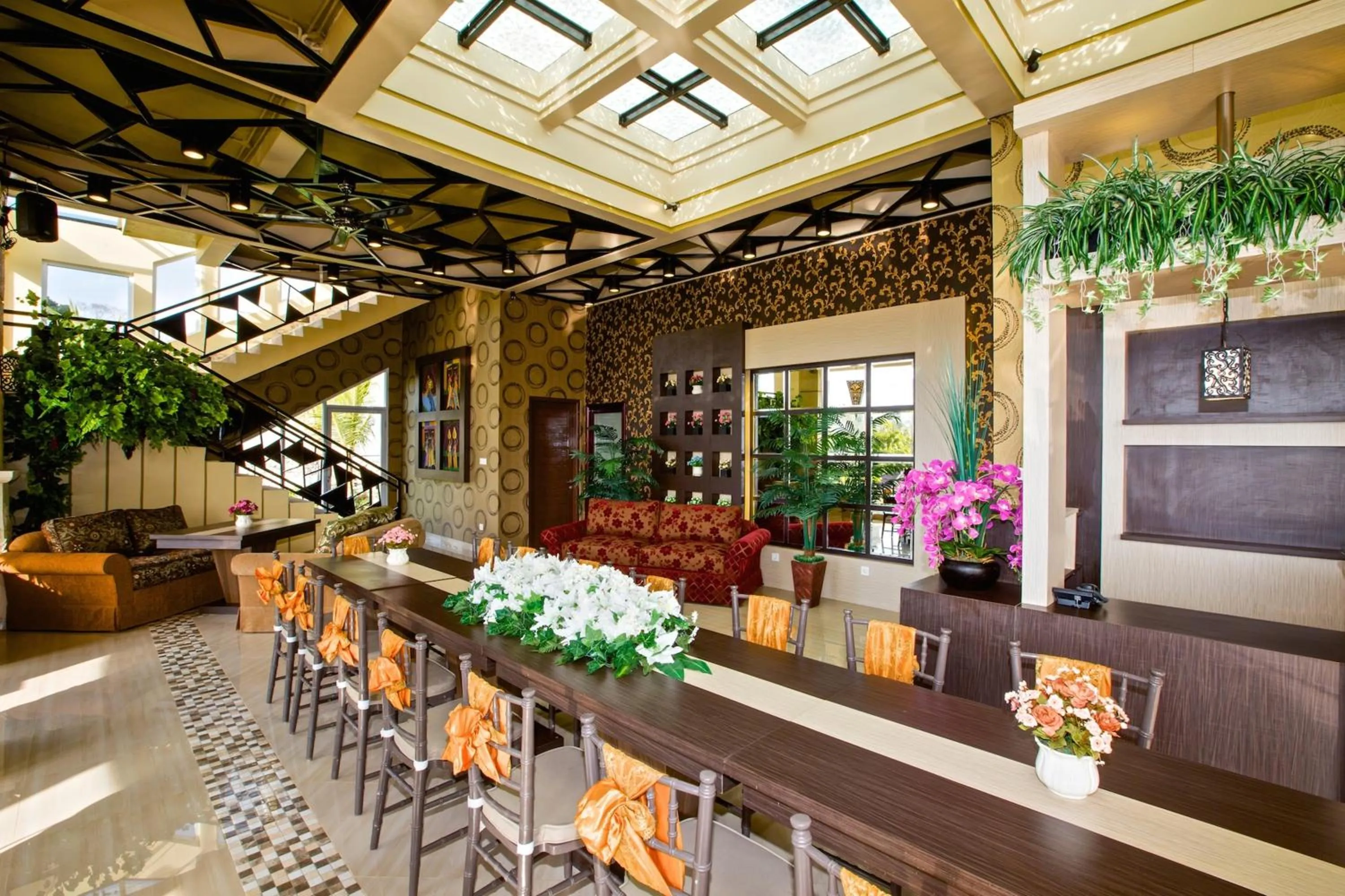 Restaurant/places to eat in Flamingo Dewata Suite