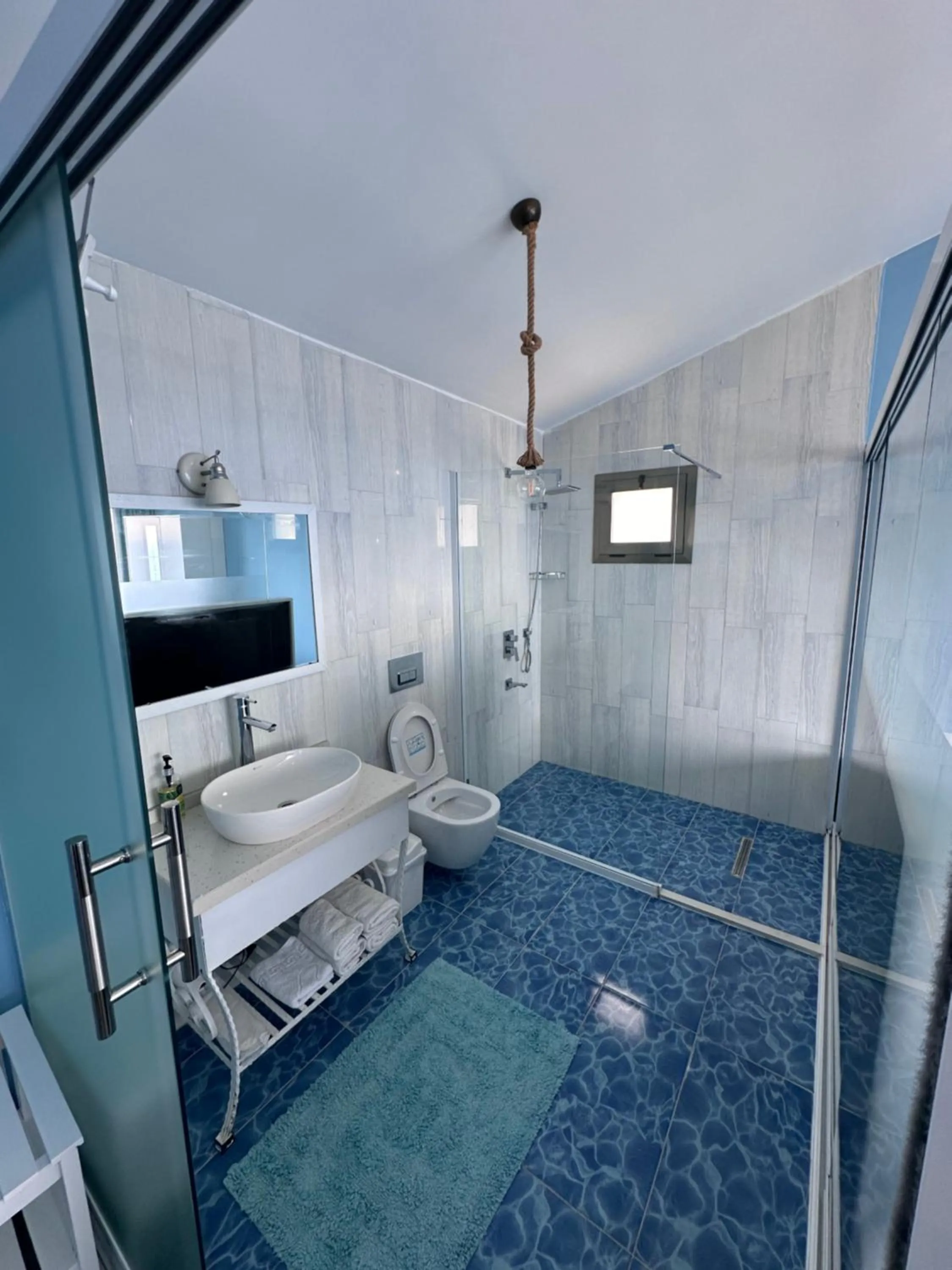 Shower in Fener Hotel Café & Kahvalti