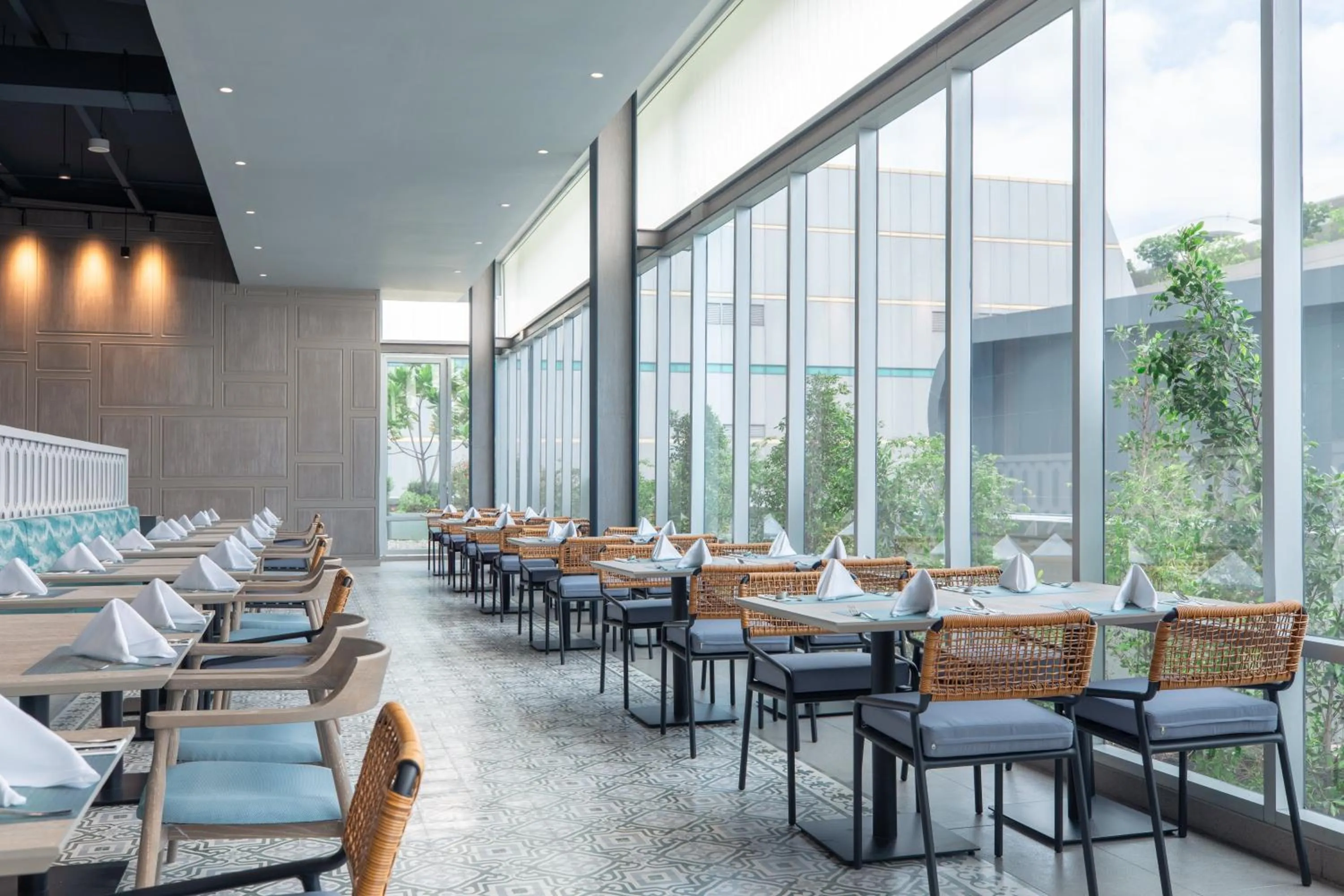 Restaurant/places to eat in Centara Life Government Complex Hotel & Convention Centre Chaeng Watthana