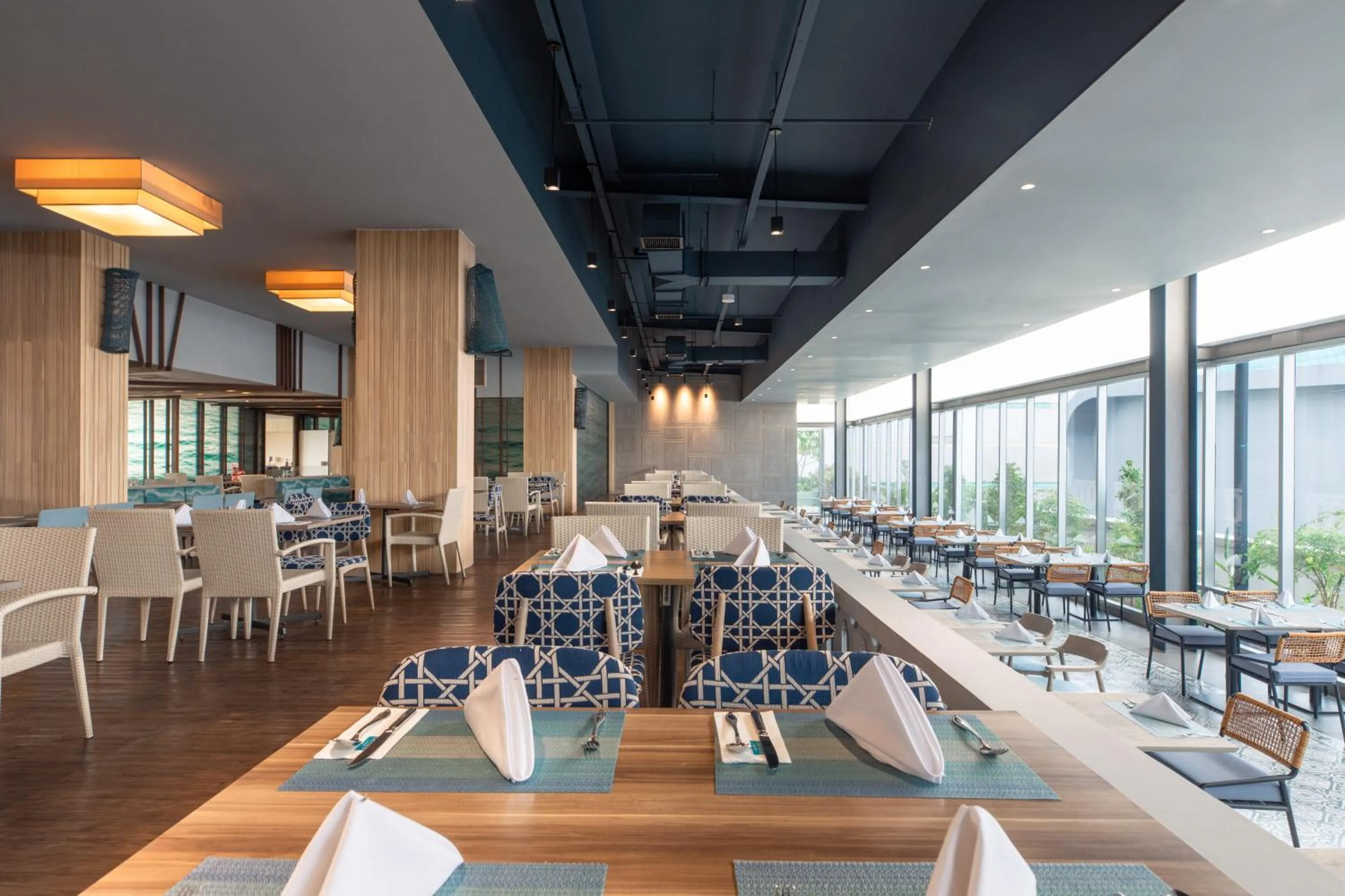 Restaurant/places to eat in Centara Life Government Complex Hotel & Convention Centre Chaeng Watthana