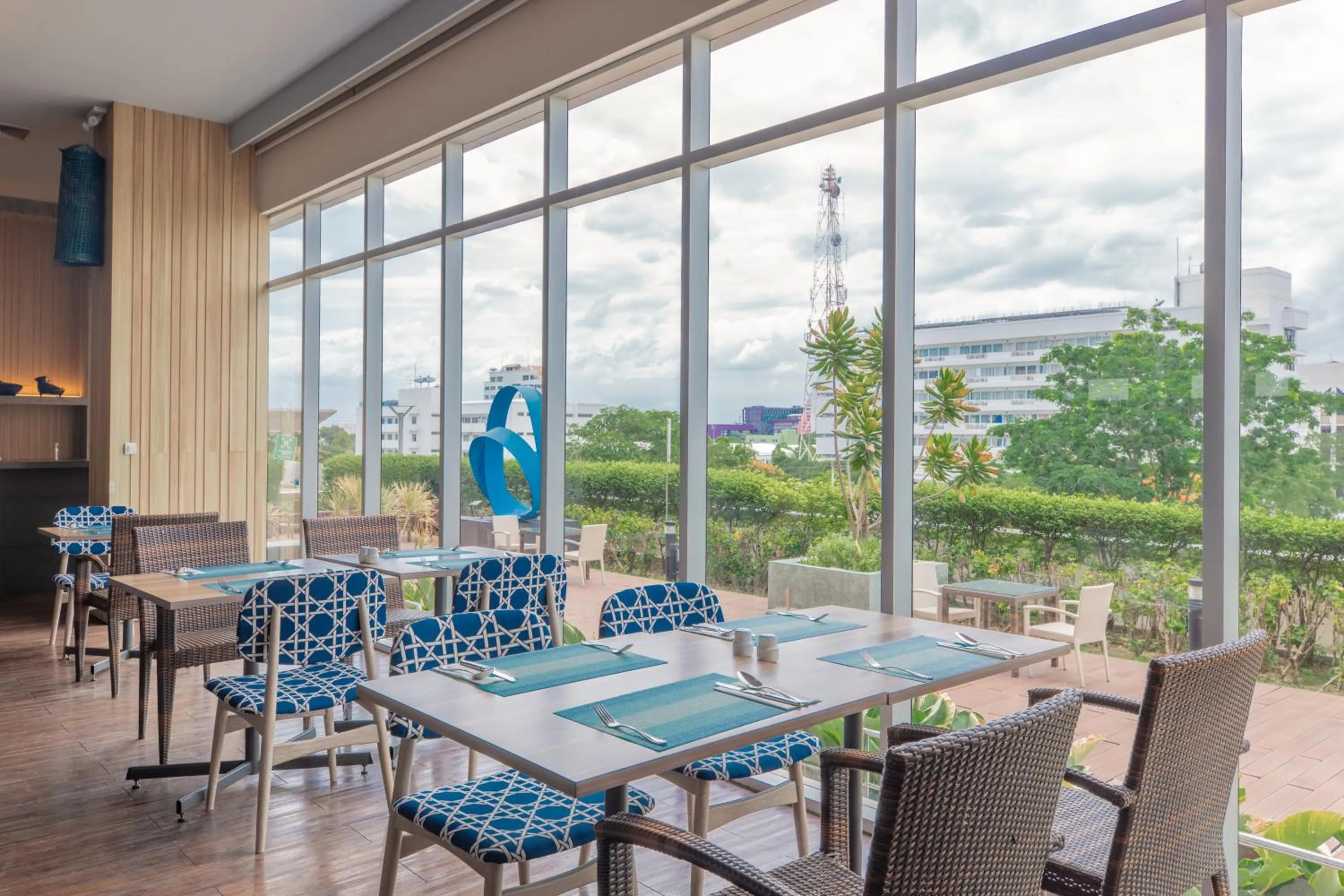 Restaurant/places to eat in Centara Life Government Complex Hotel & Convention Centre Chaeng Watthana