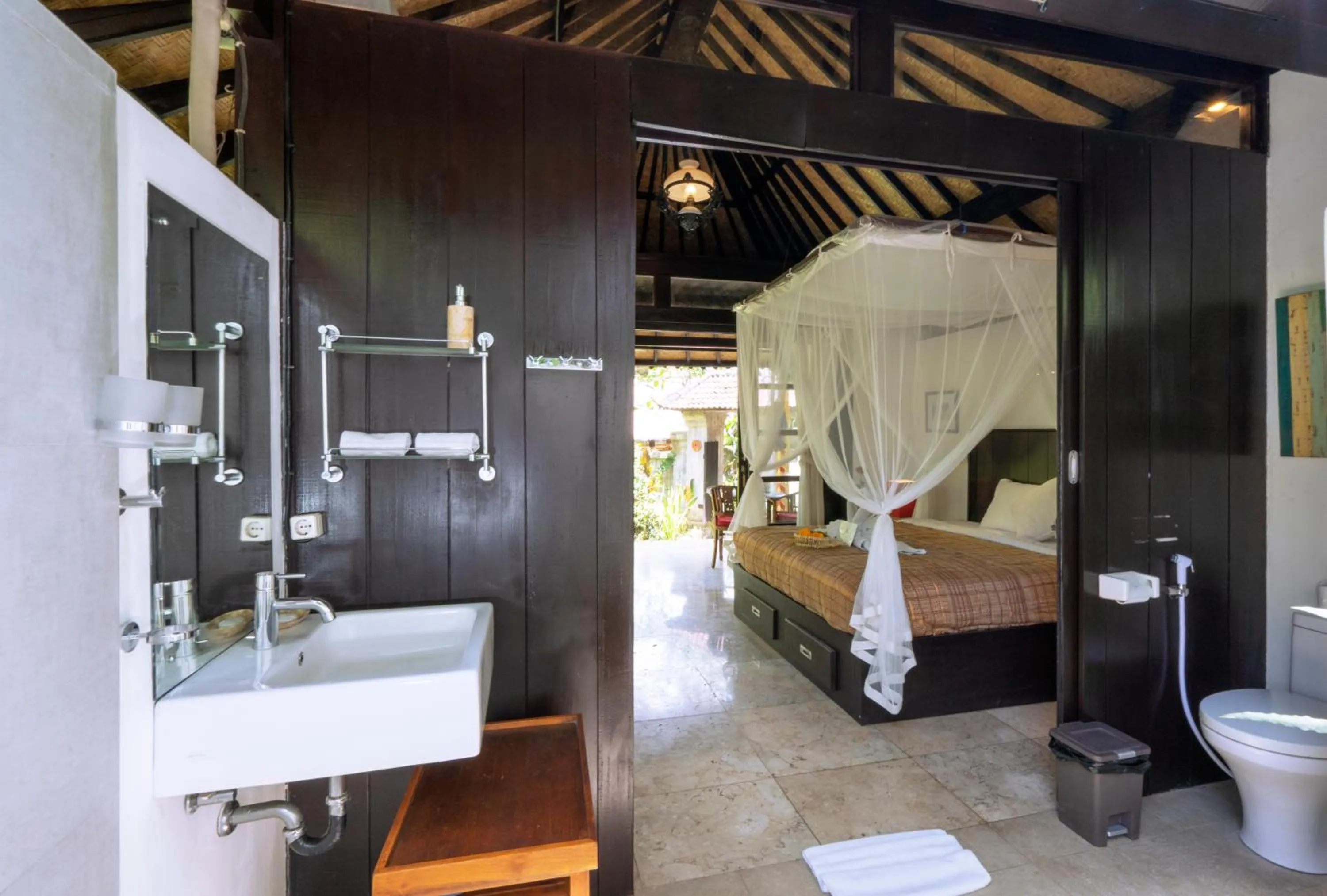 Bathroom, Bed in Lodtunduh Sari