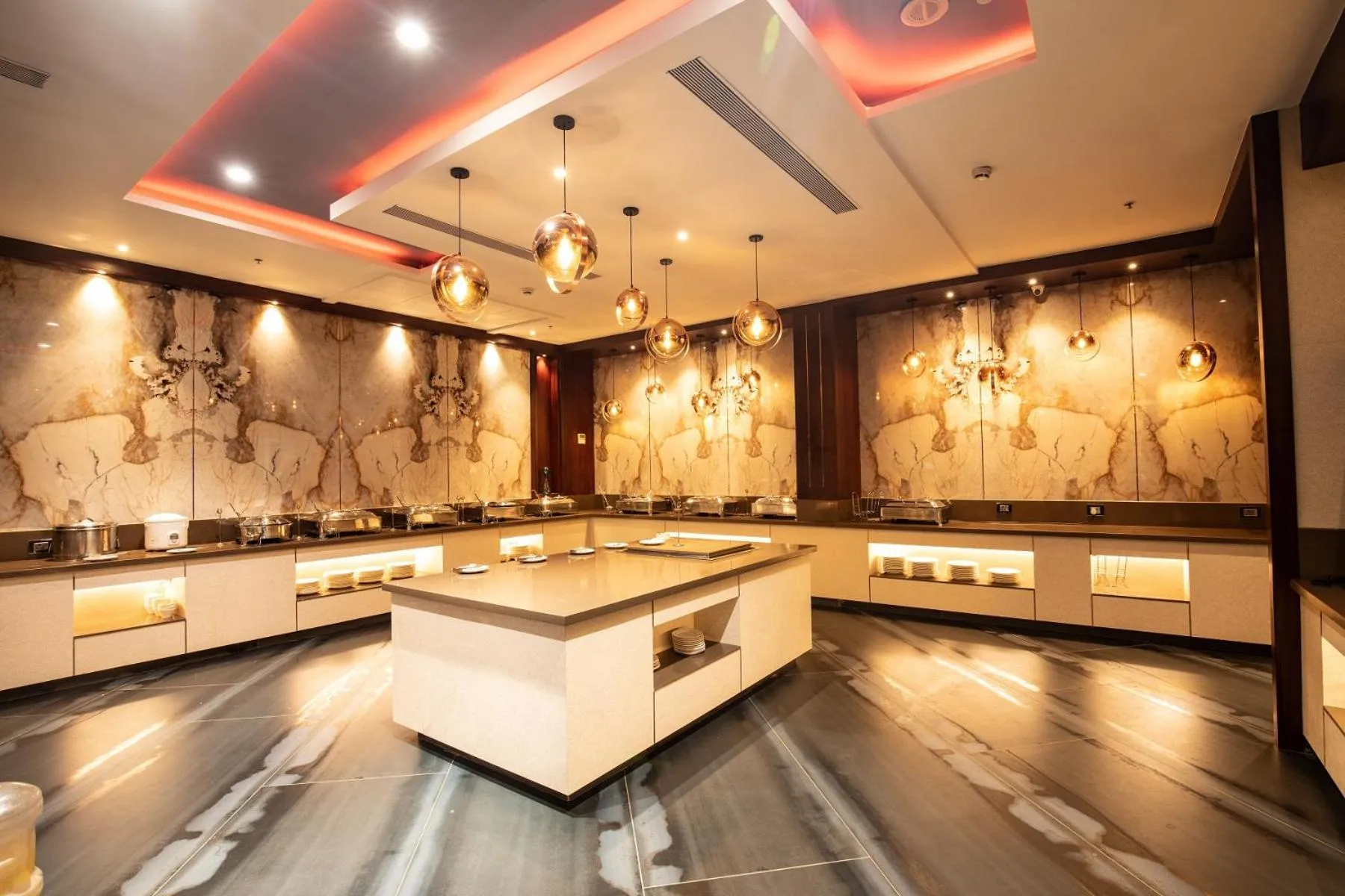 Restaurant/places to eat in Hotel Sandy's Tower