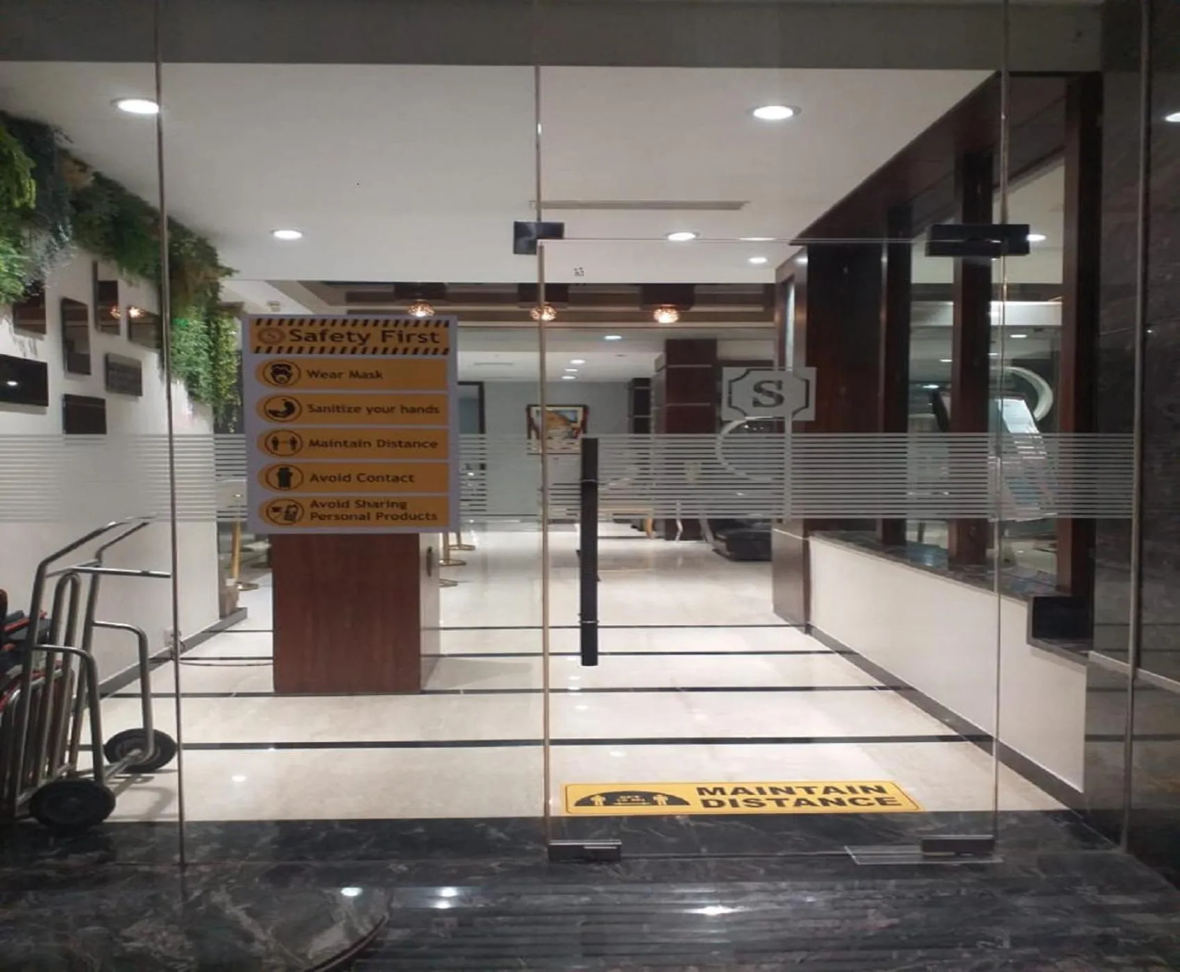 Facade/entrance in Hotel Sandy's Tower