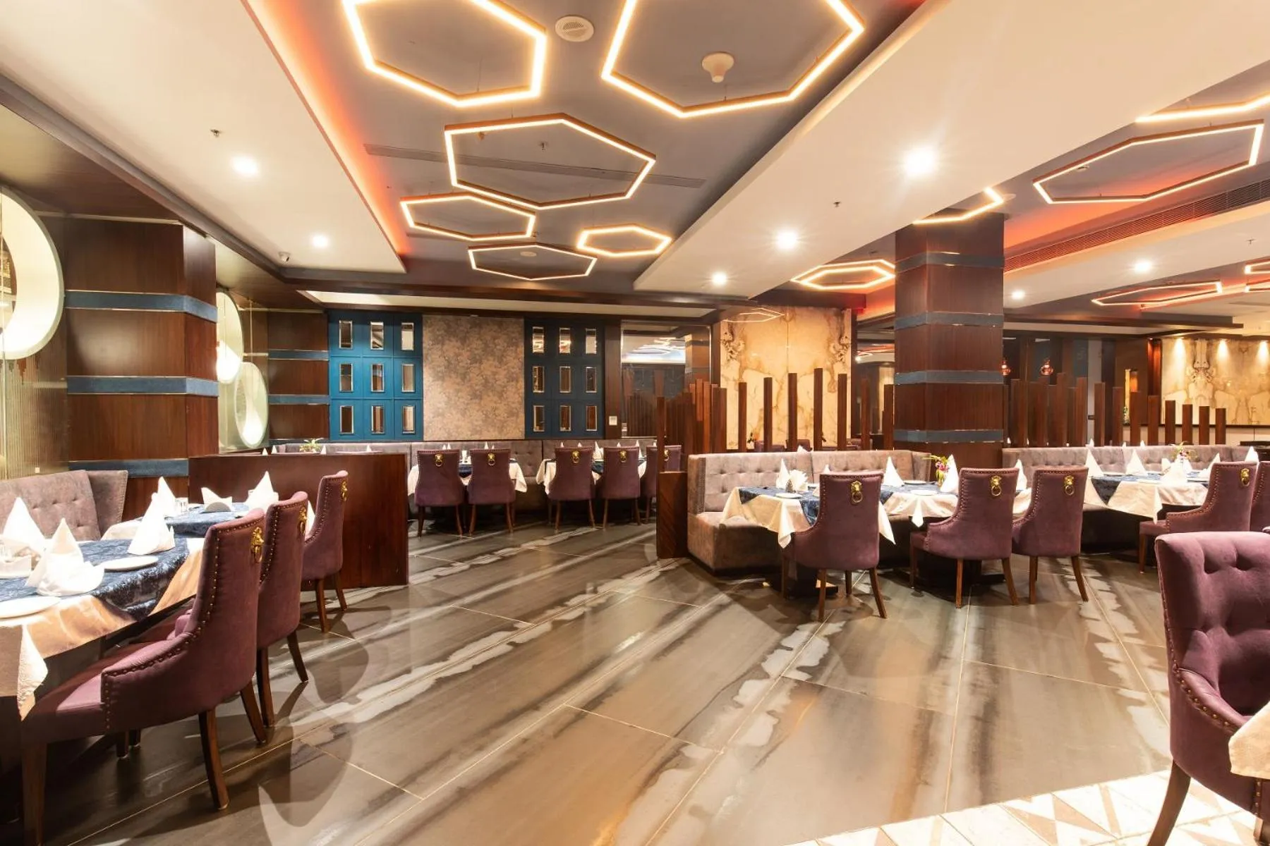 Restaurant/places to eat in Hotel Sandy's Tower