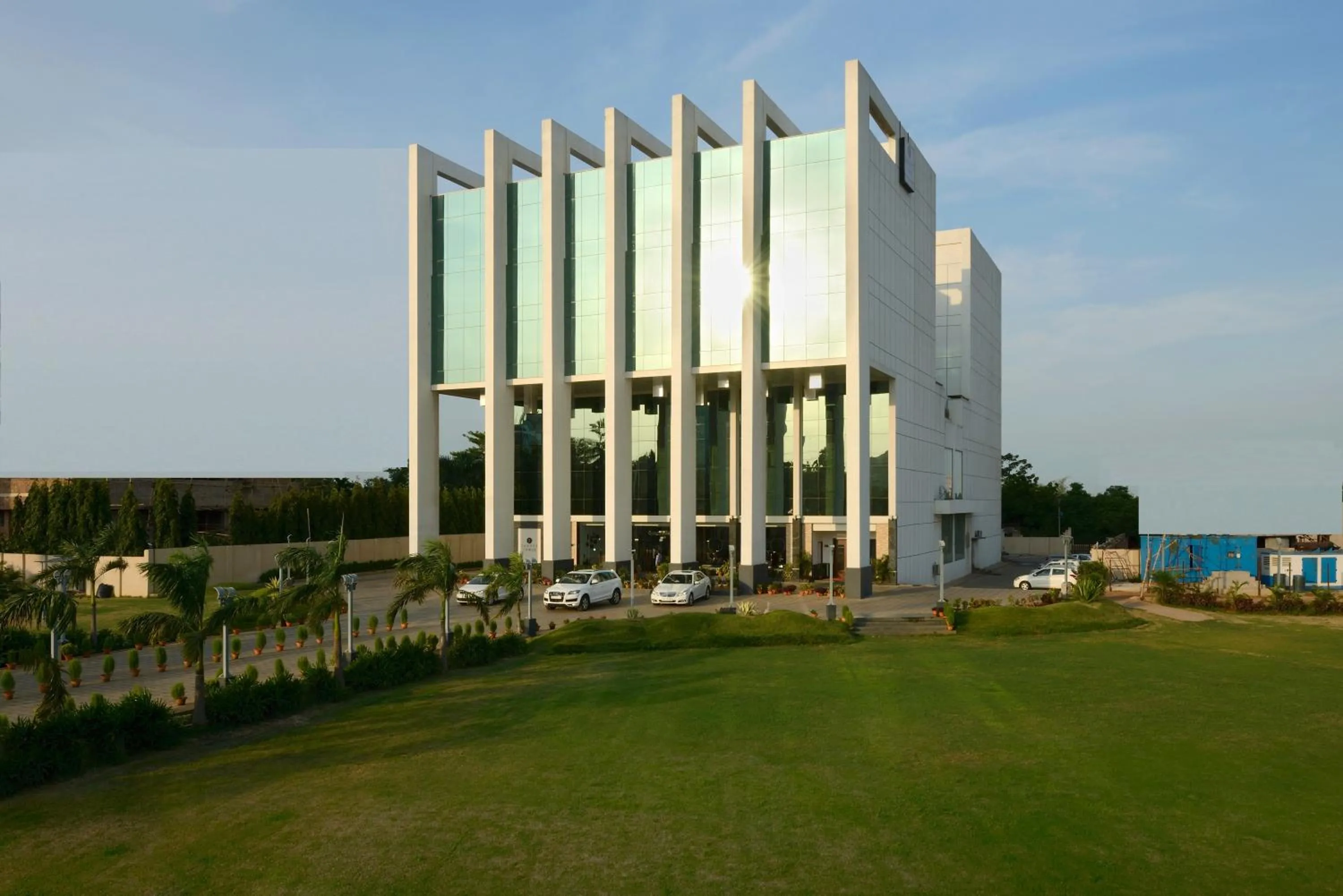 Facade/entrance in Hotel Sandy's Tower