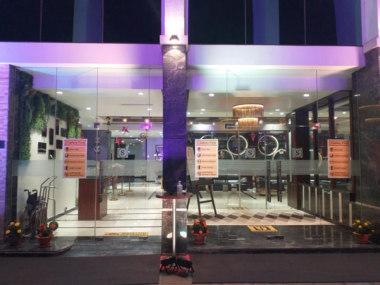 Facade/entrance in Hotel Sandy's Tower