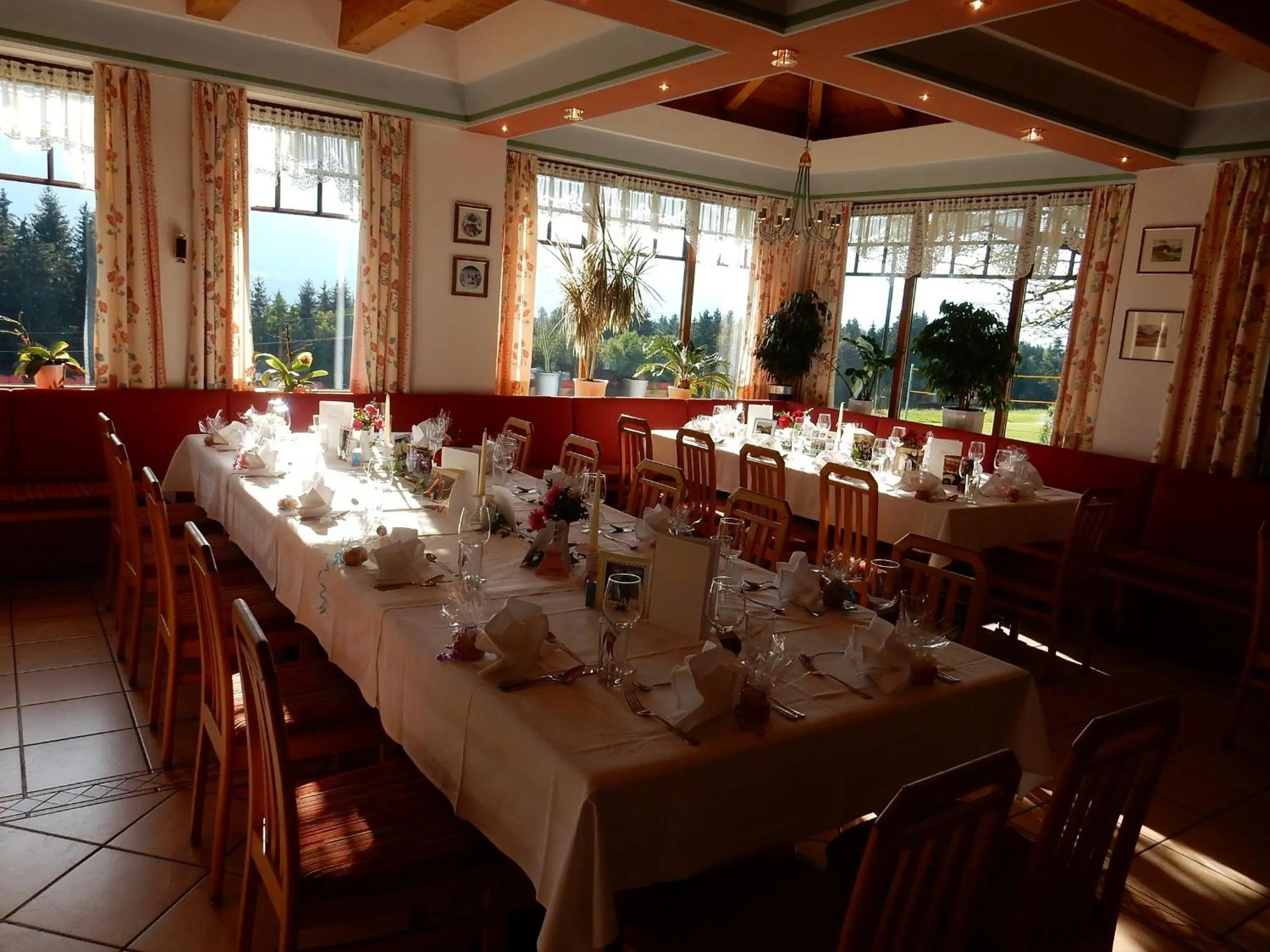 Restaurant/places to eat in Hotel Landhof Simeter GMBH