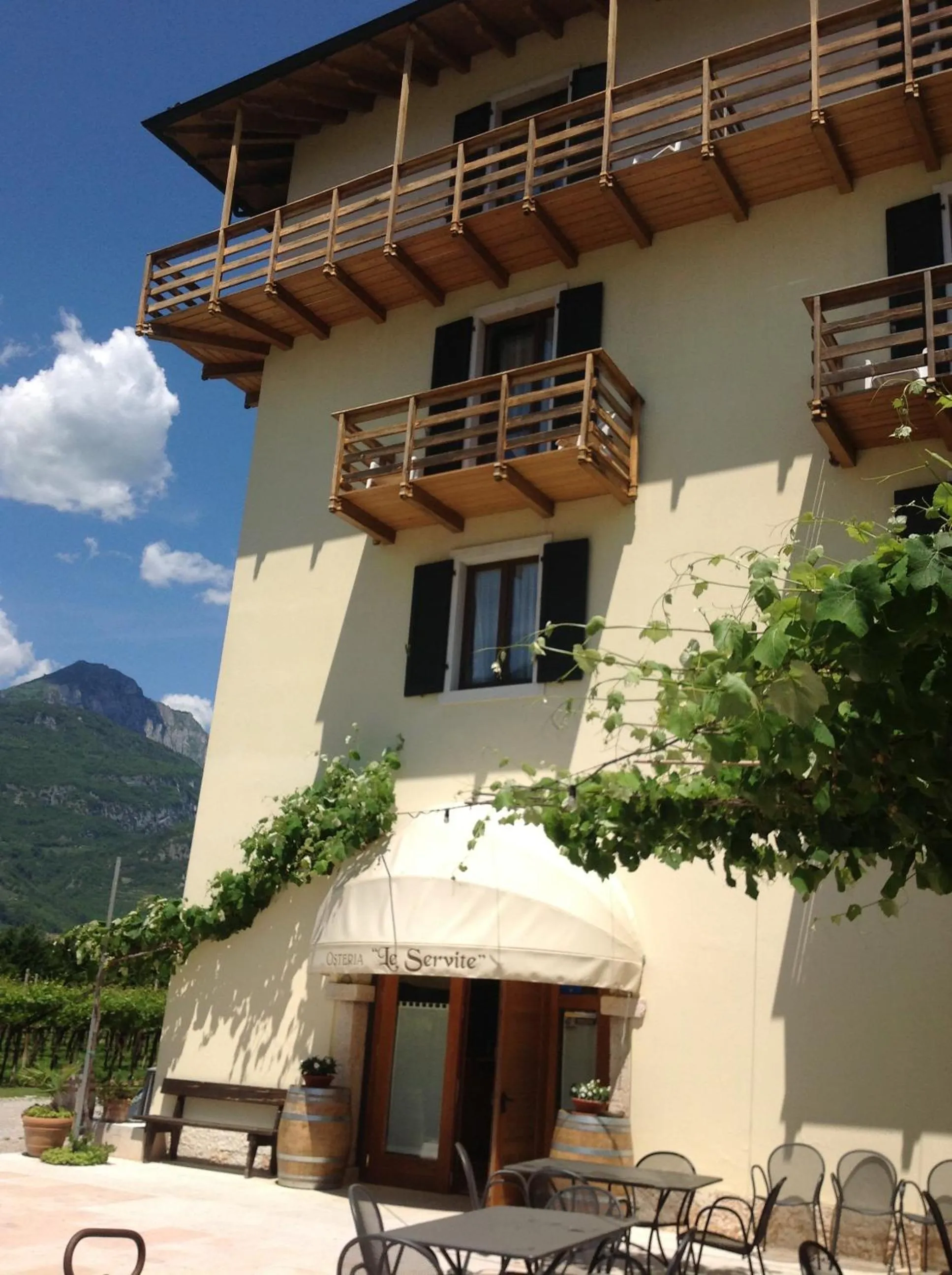 Restaurant/places to eat in Le Servite Apartments