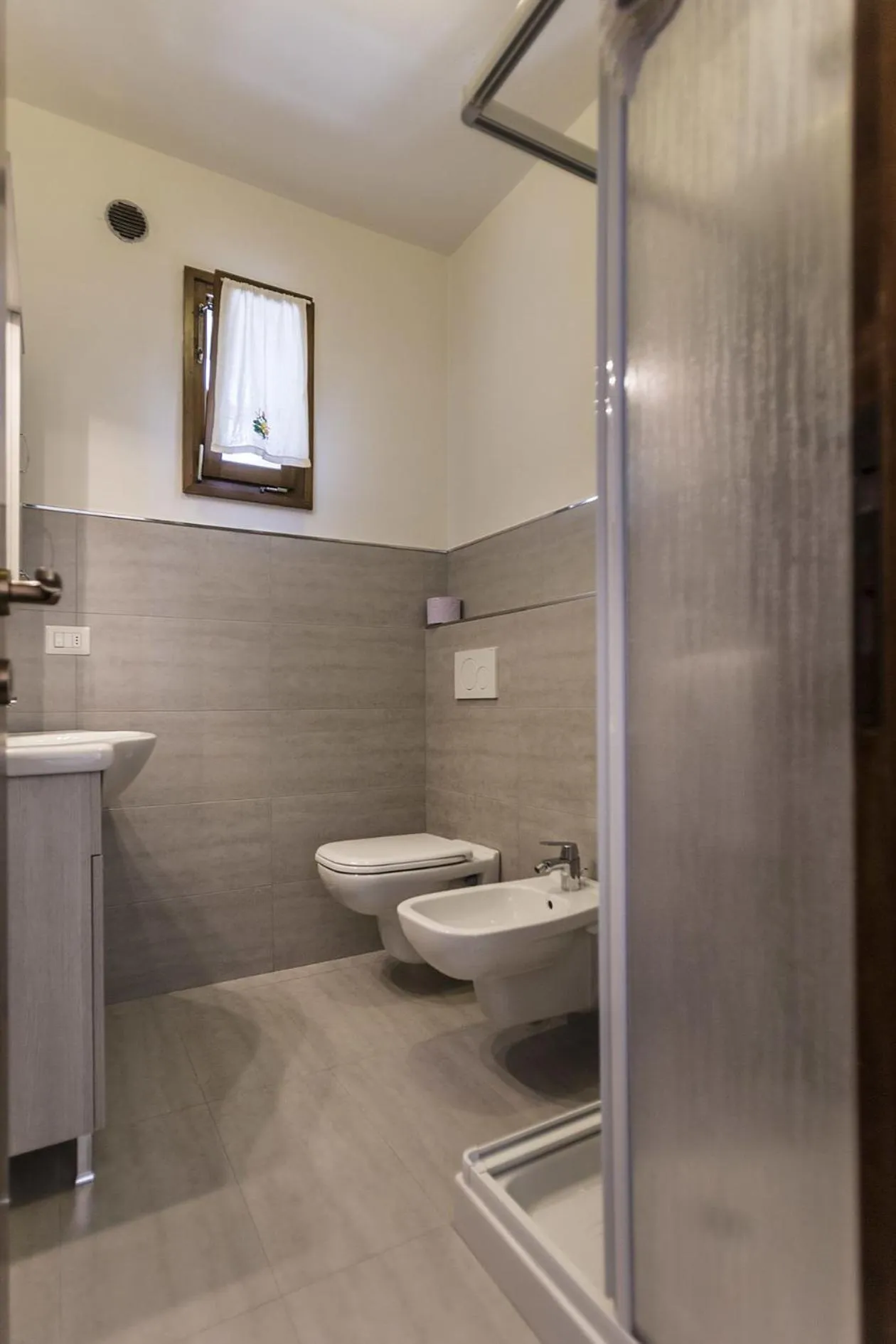 Shower in Le Servite Apartments