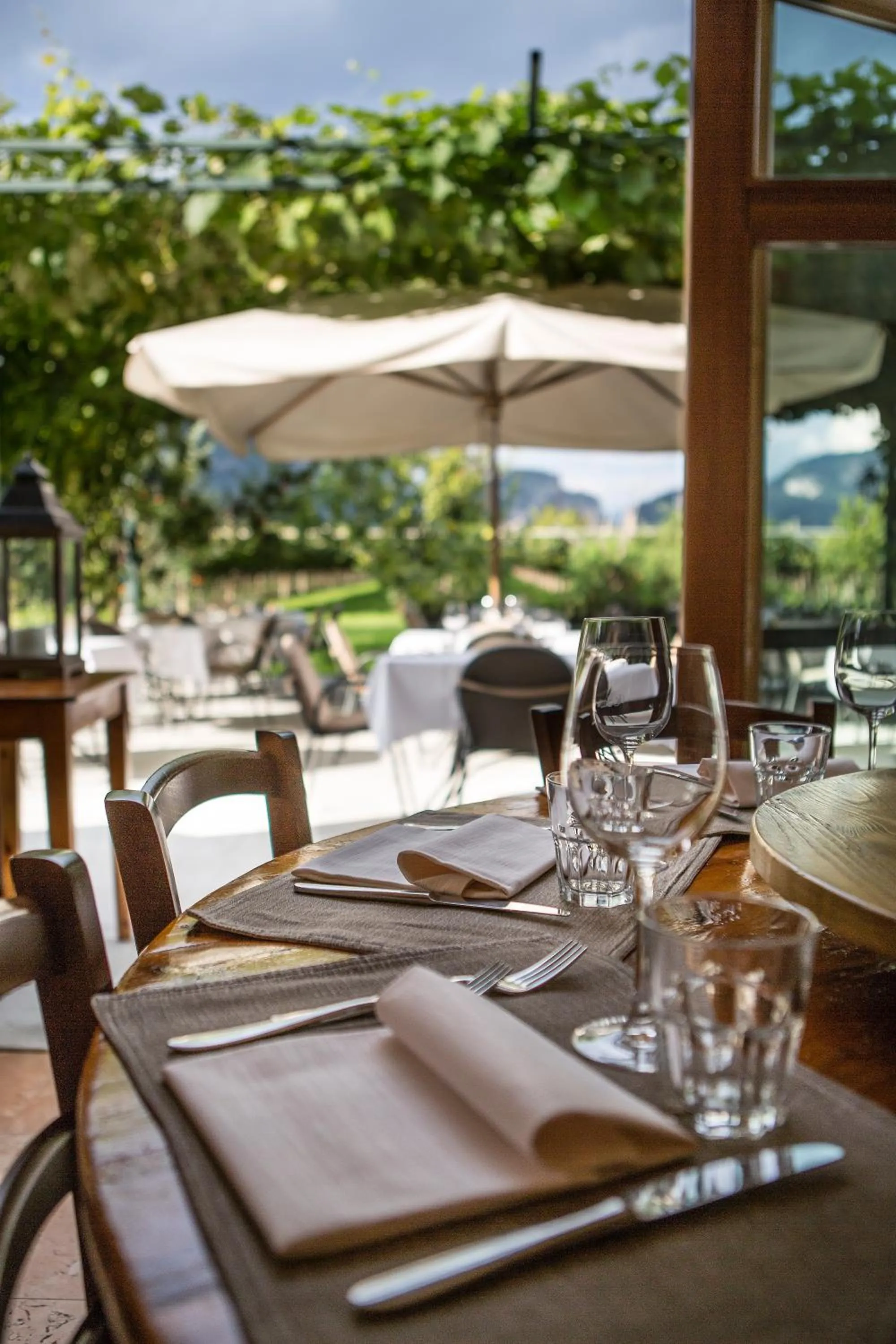 Restaurant/places to eat in Le Servite Apartments