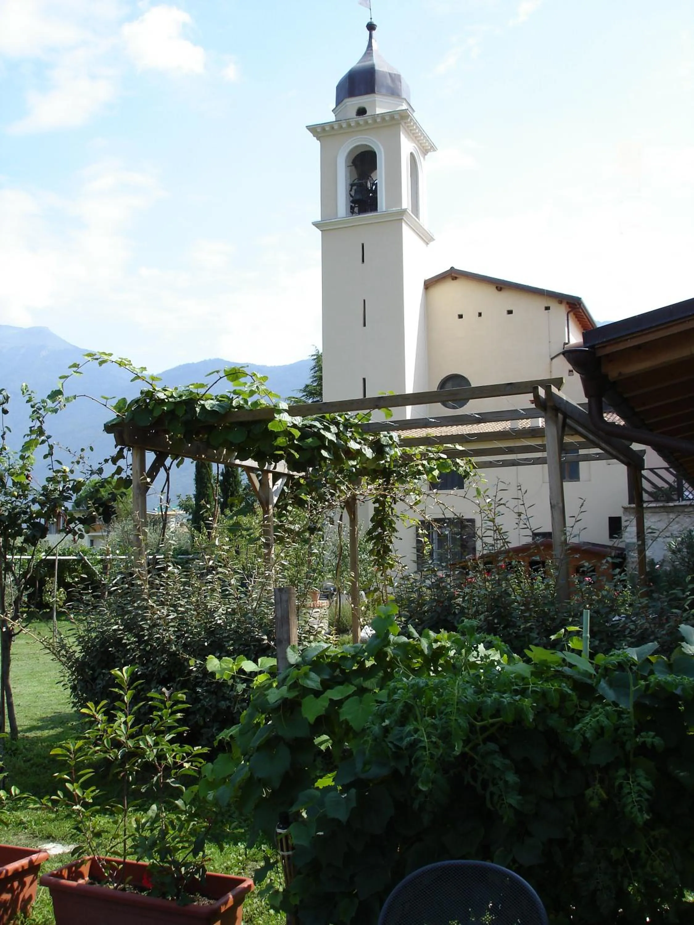 Restaurant/places to eat in Le Servite Apartments