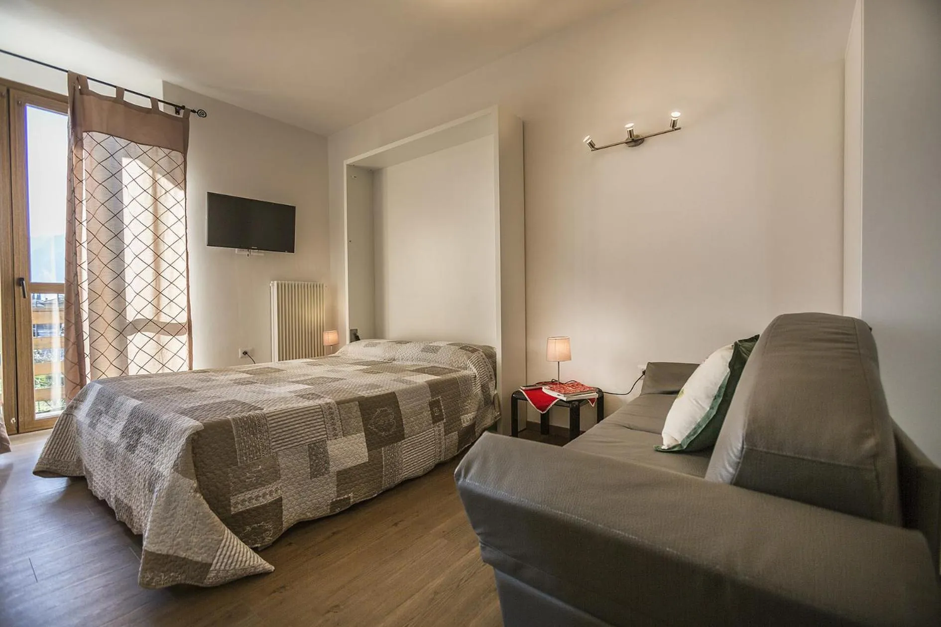 Decorative detail, Bed in Le Servite Apartments