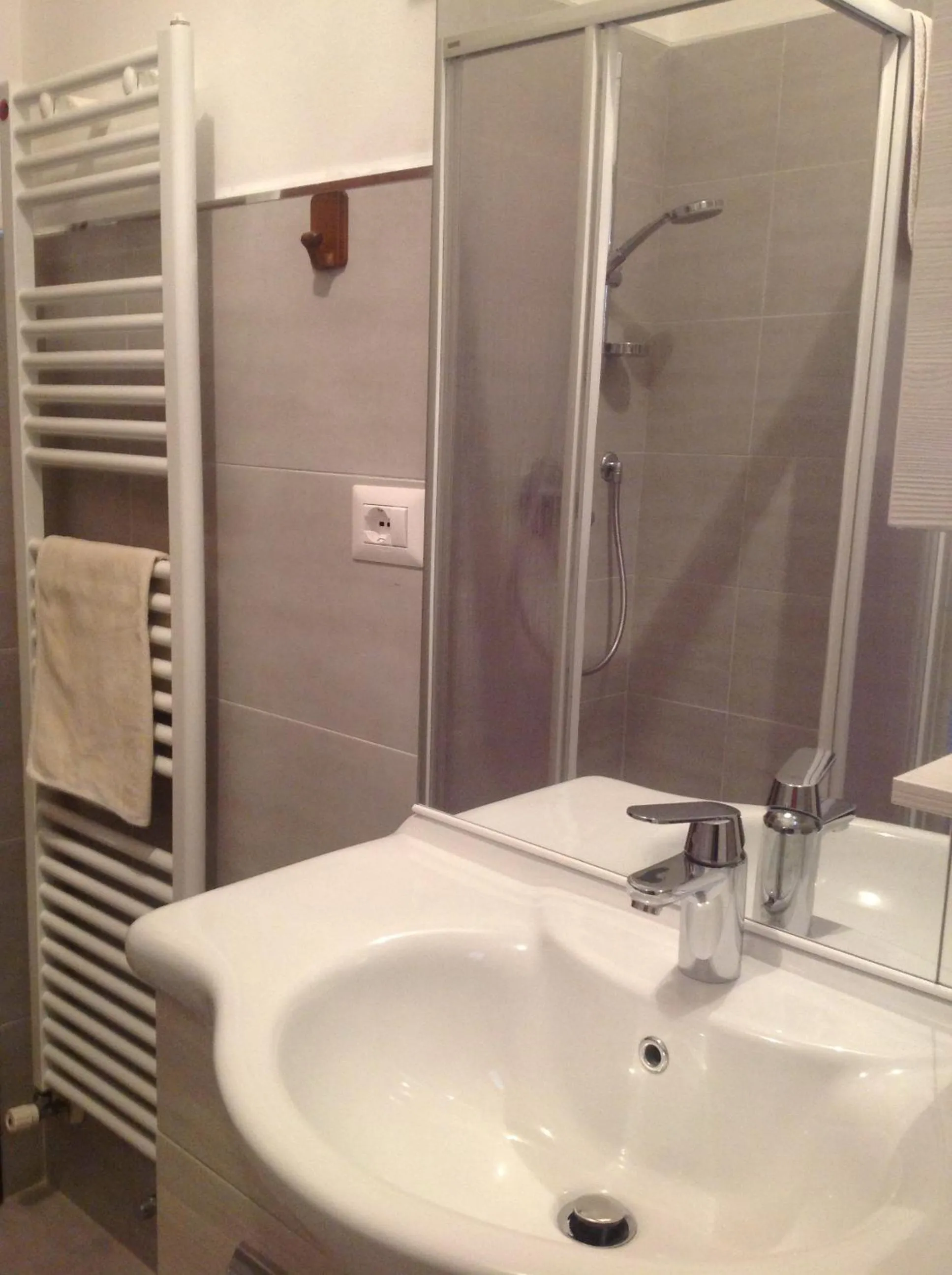 Shower in Le Servite Apartments