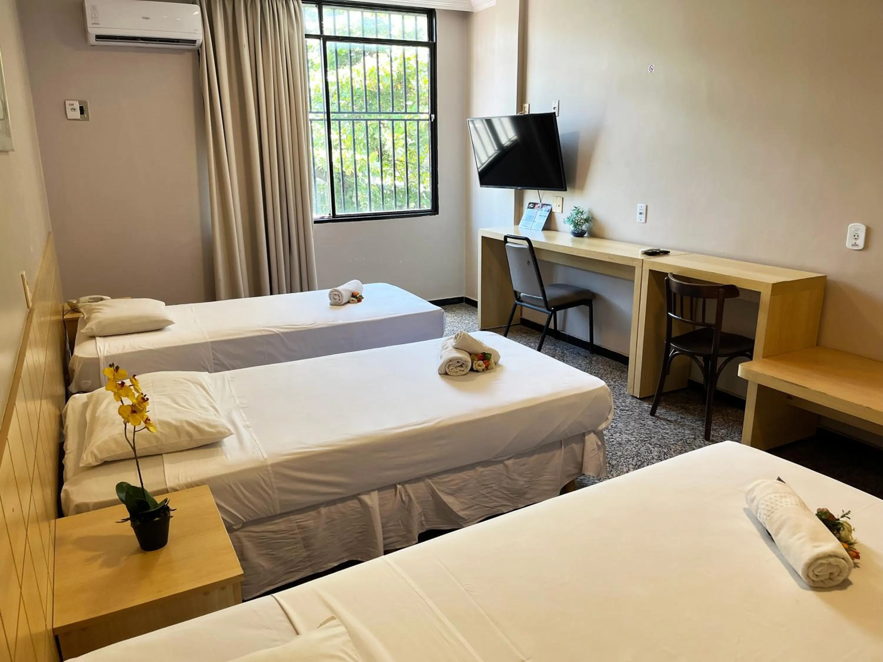 Bed in Hotel Diplomat by Bsb Inn