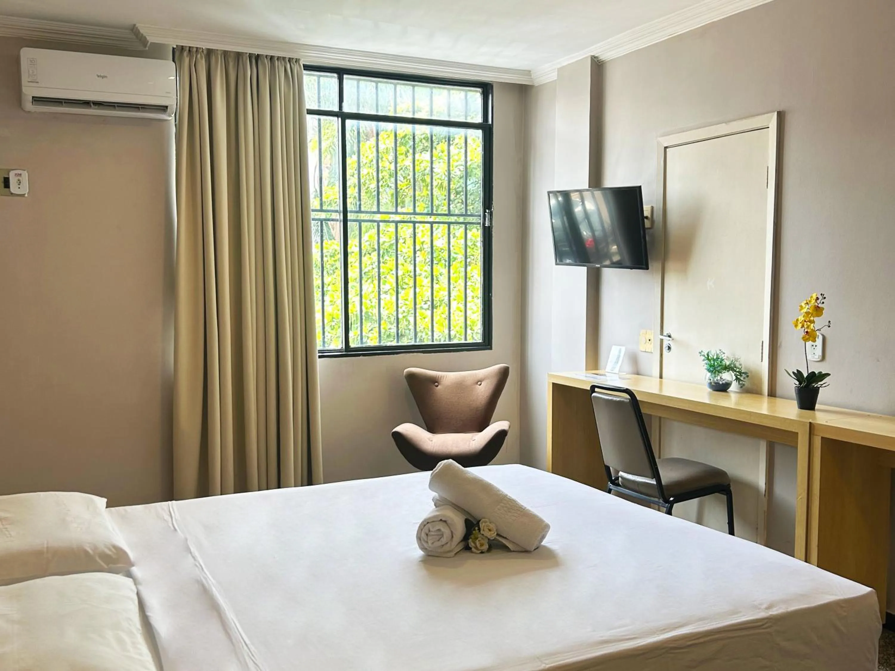 Bed in Hotel Diplomat by Bsb Inn