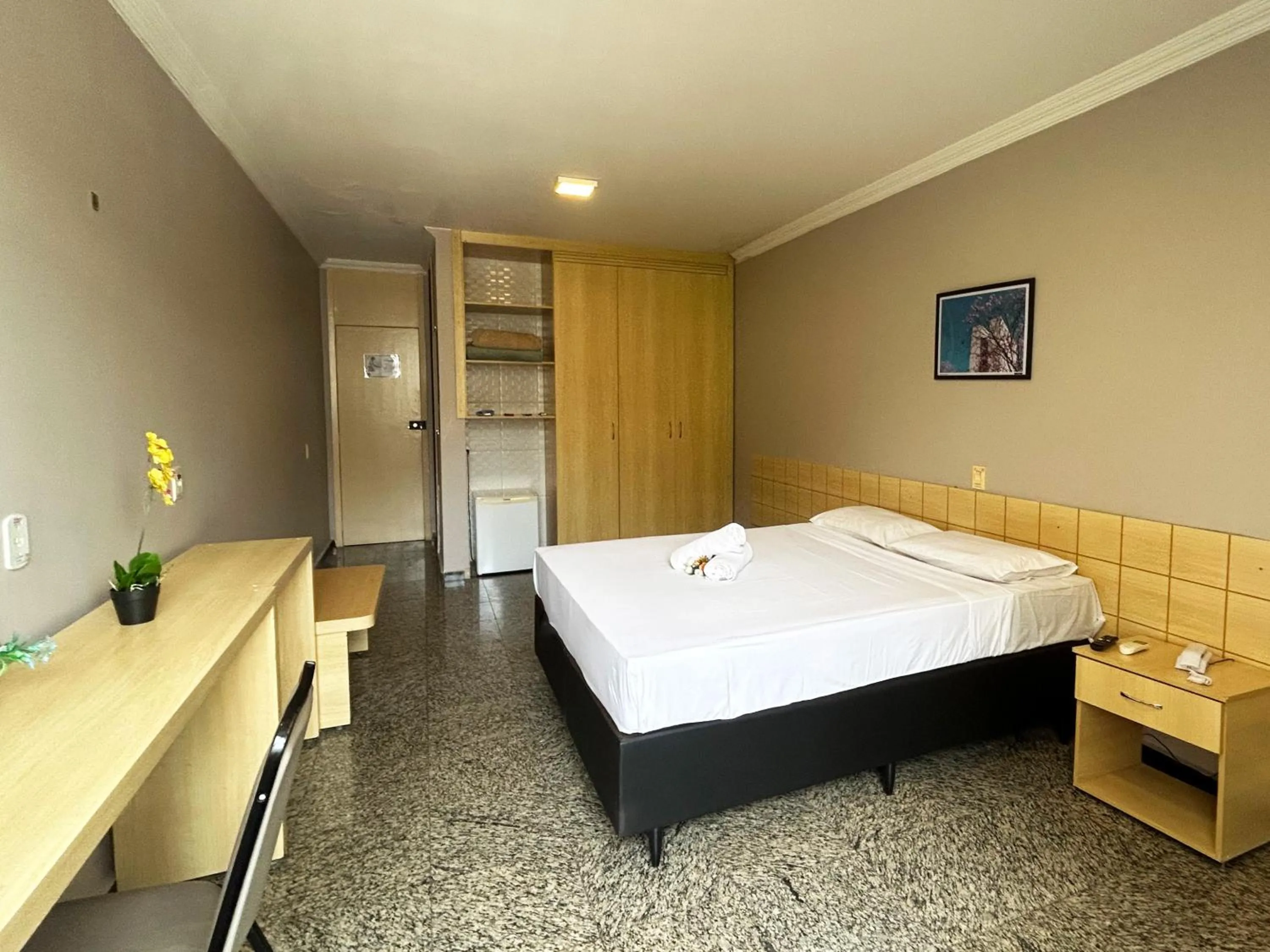 Bed in Hotel Diplomat by Bsb Inn