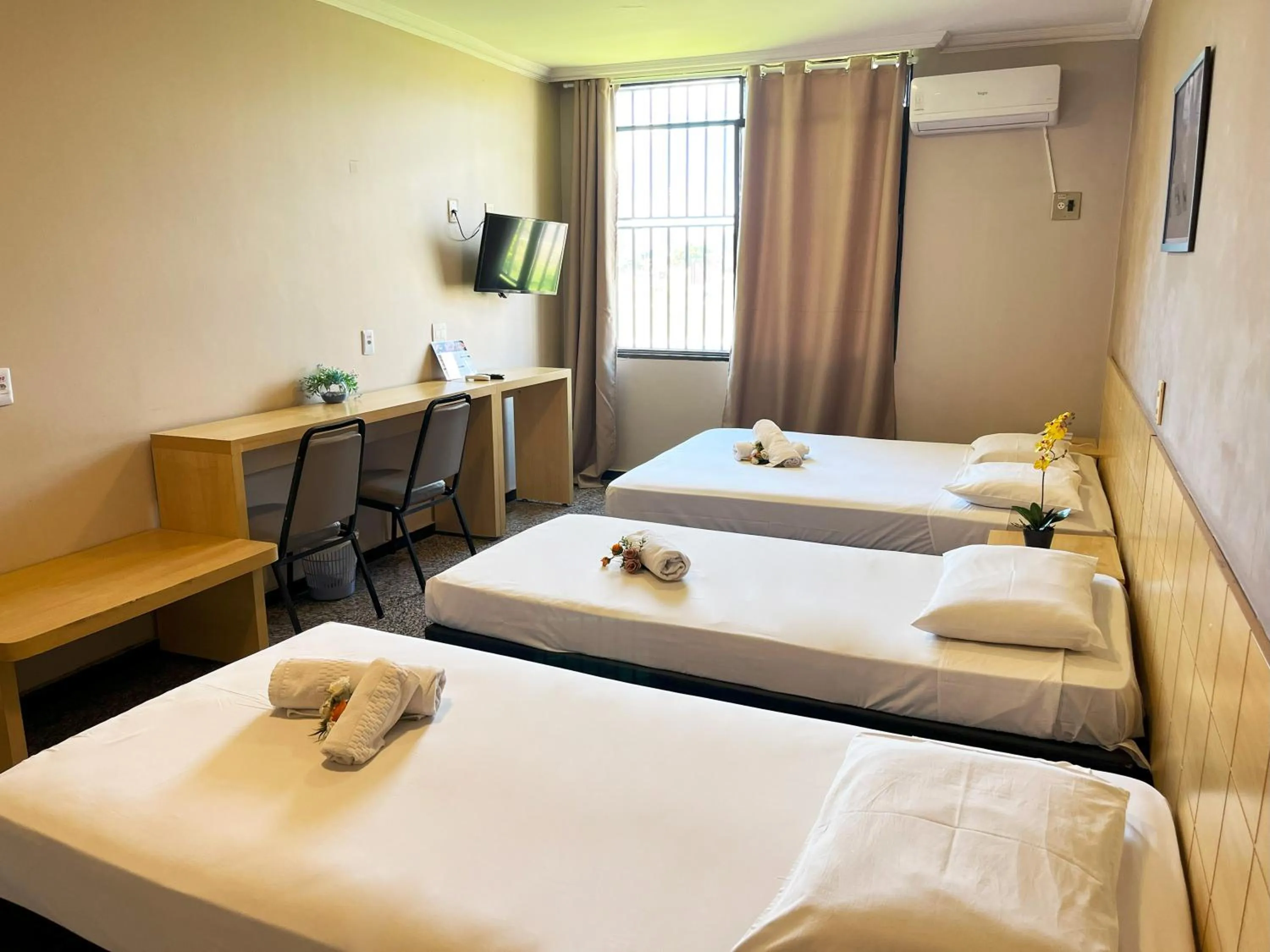 Bed in Hotel Diplomat by Bsb Inn