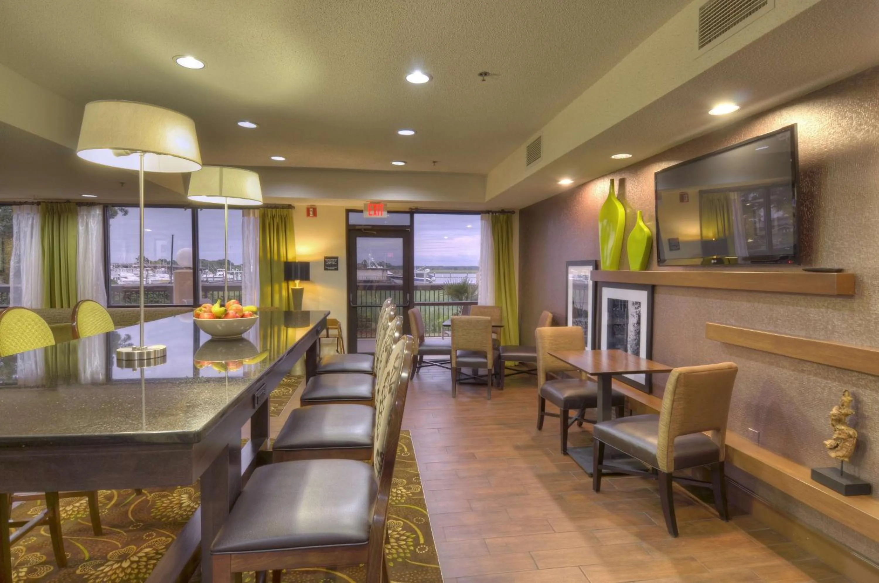 Dining area in Hampton Inn Georgetown-Marina