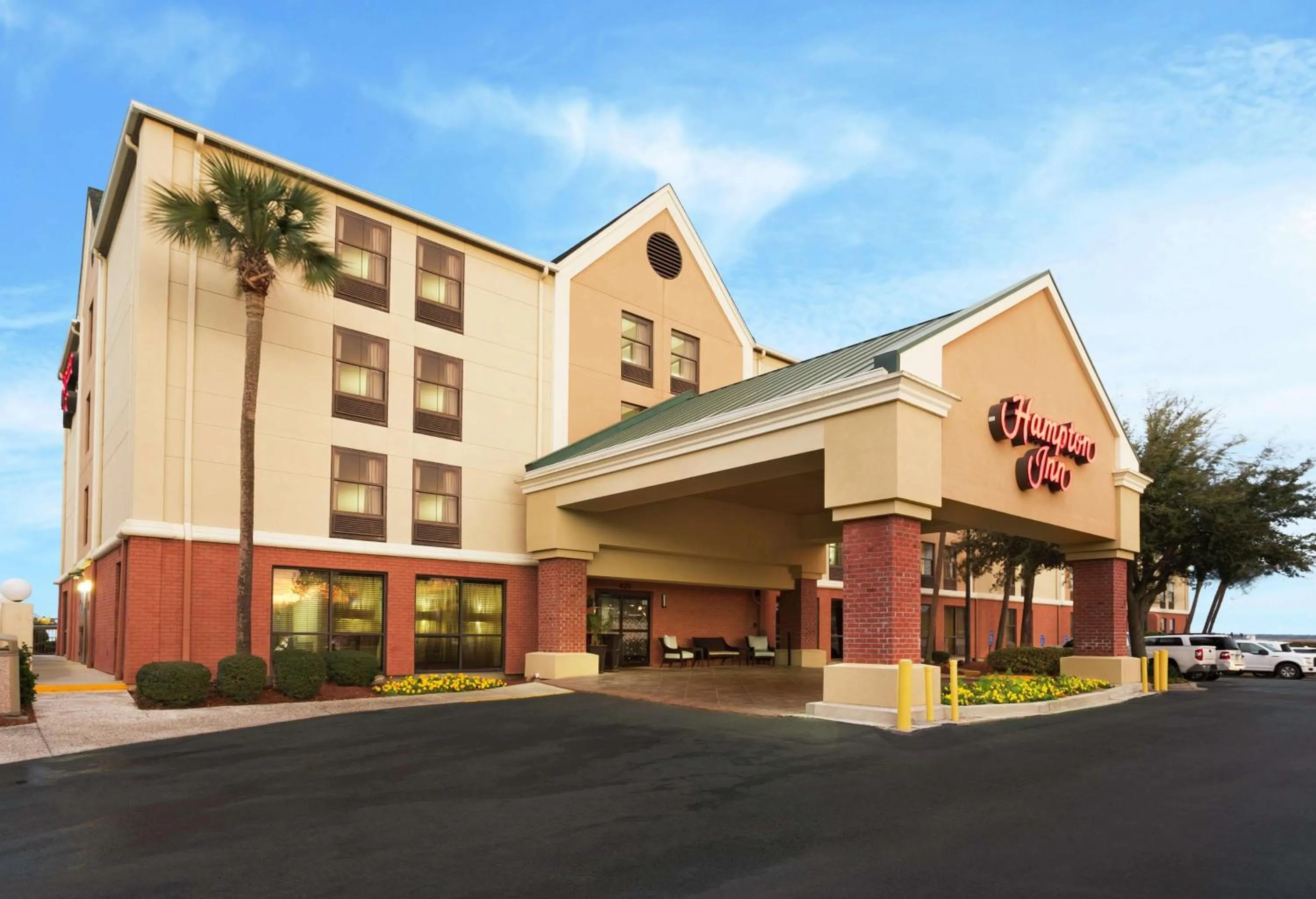 Property building in Hampton Inn Georgetown-Marina