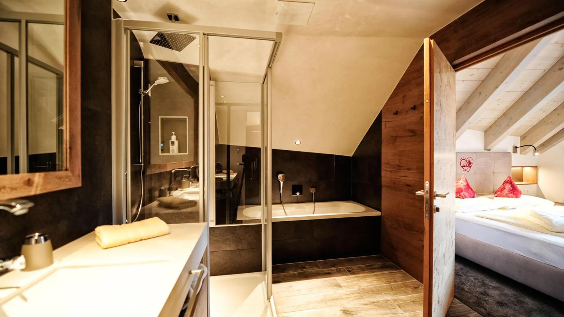 Bathroom, Bed in Hotel Garni Stefanie