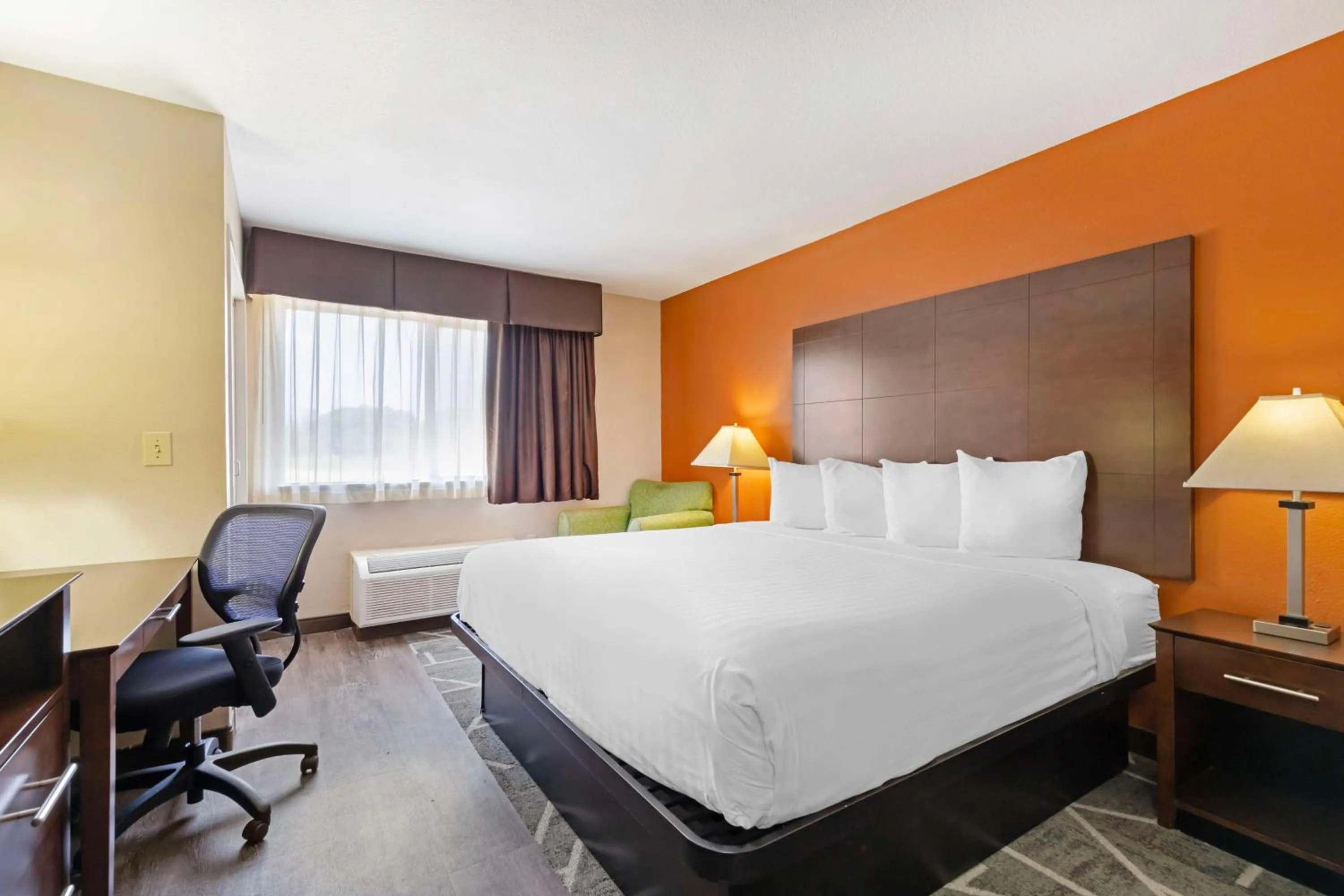 Photo of the whole room, Bed in Best Western Inn & Suites New Braunfels