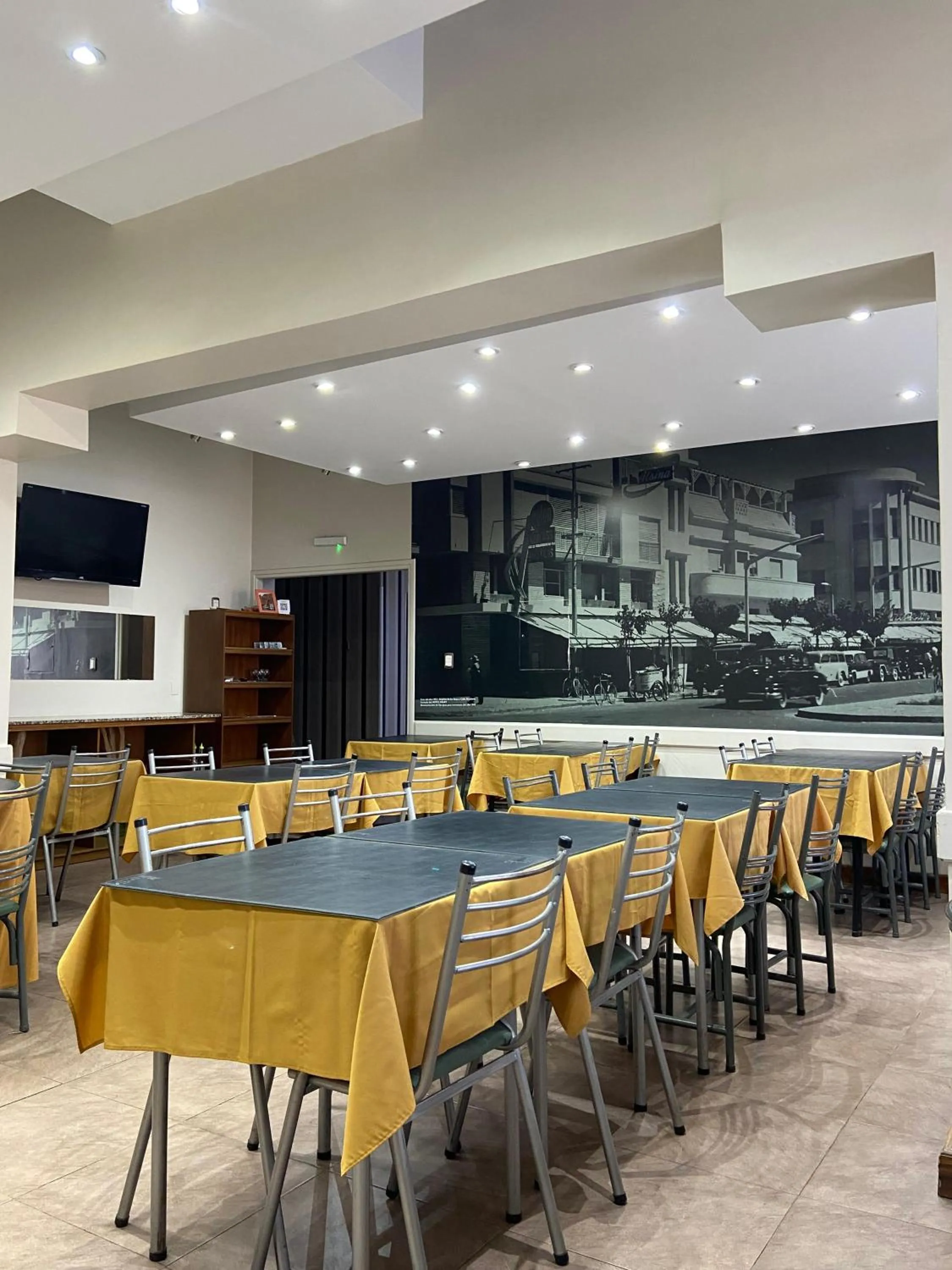 Restaurant/places to eat in Hotel Selby