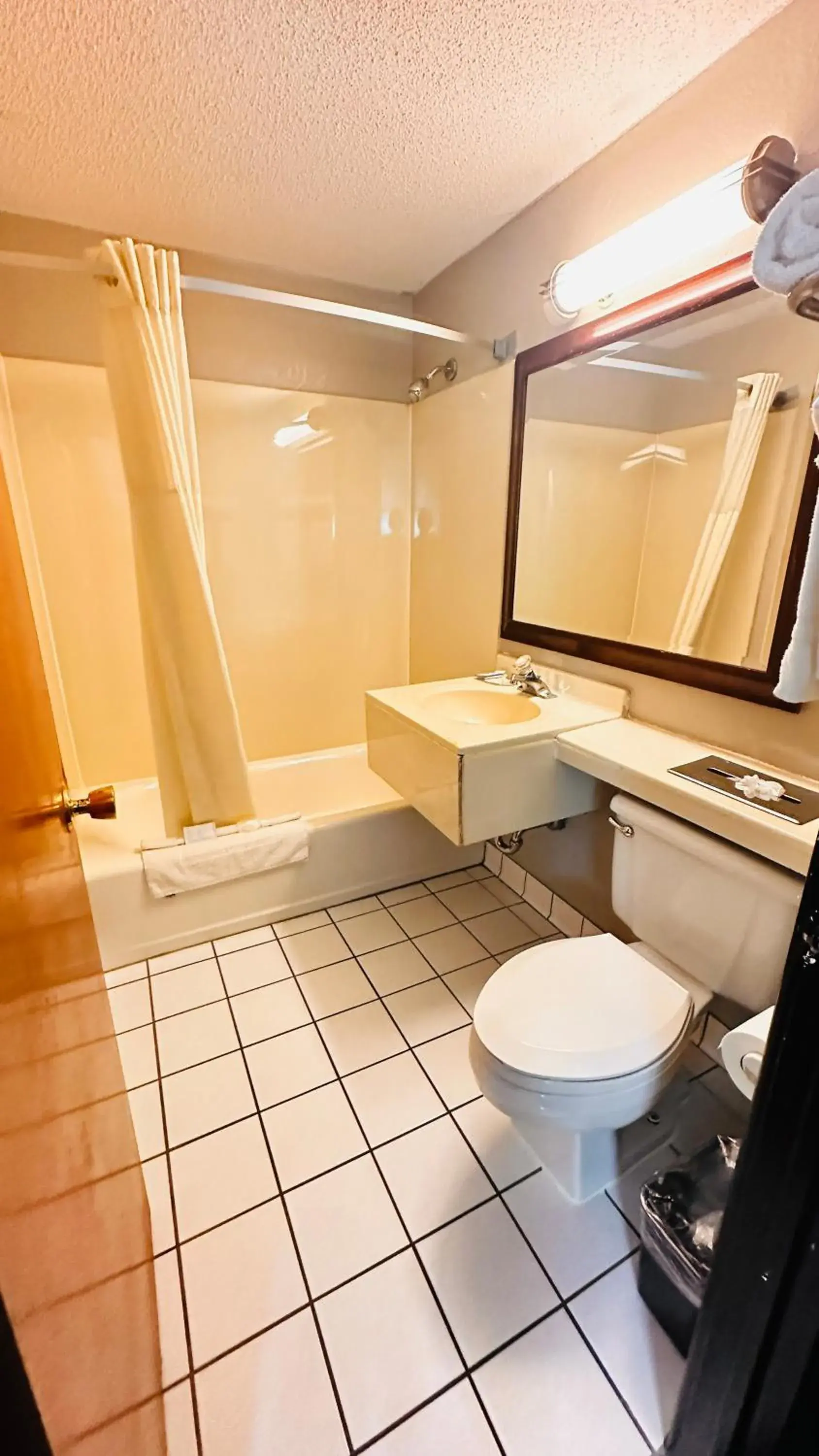 Standard King Room - Non Smoking in Quality Inn St Paul-Minneapolis-Midway Standard King Room - Non Smoking in Quality Inn St Paul-Minneapolis-Midway