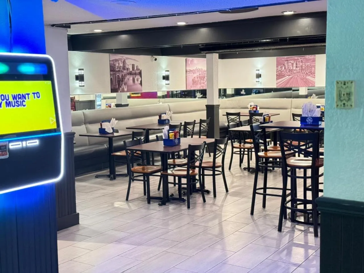 Restaurant/places to eat in Quality Inn St Paul-Minneapolis-Midway