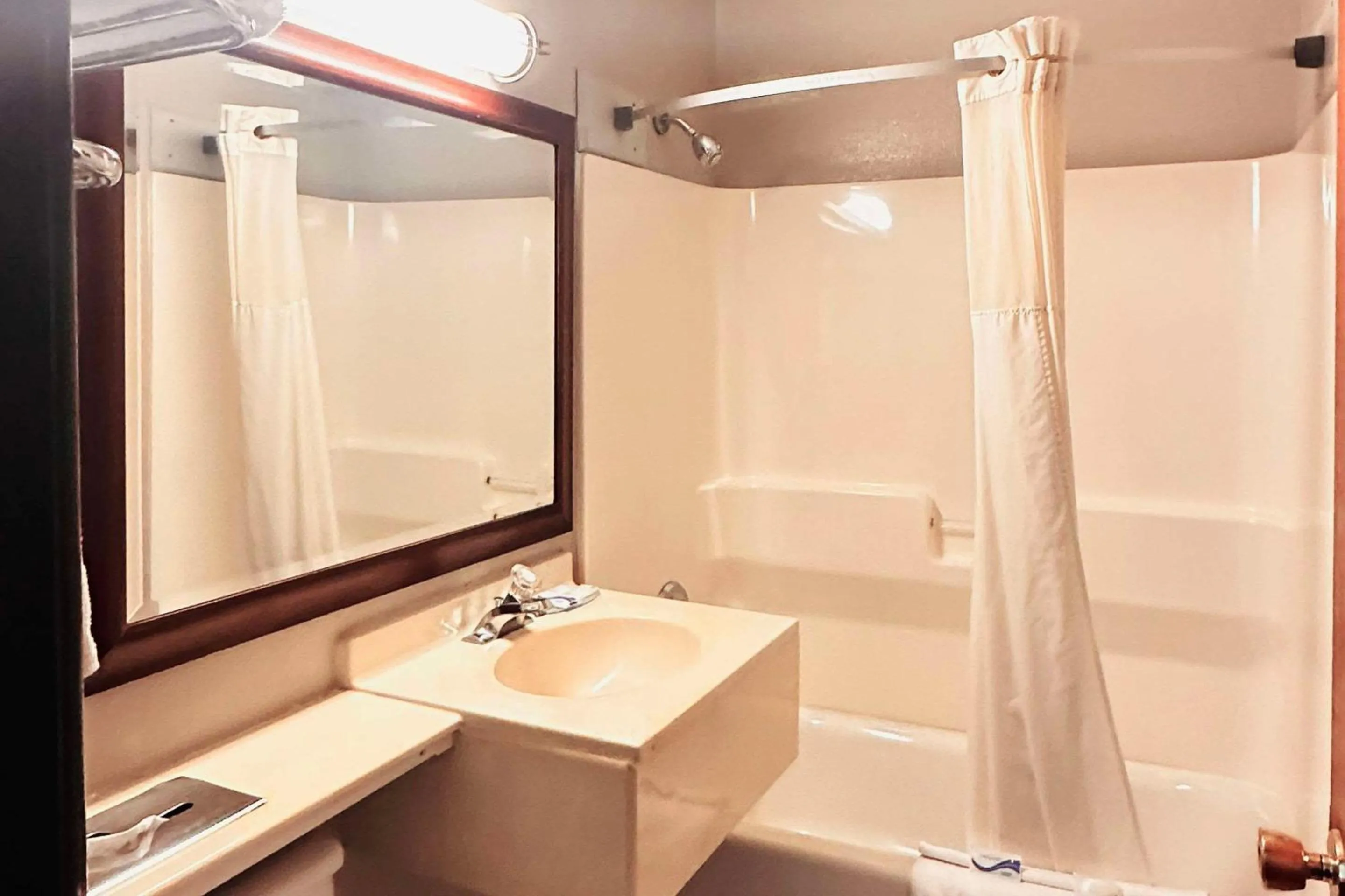 Bedroom in Quality Inn St Paul-Minneapolis-Midway