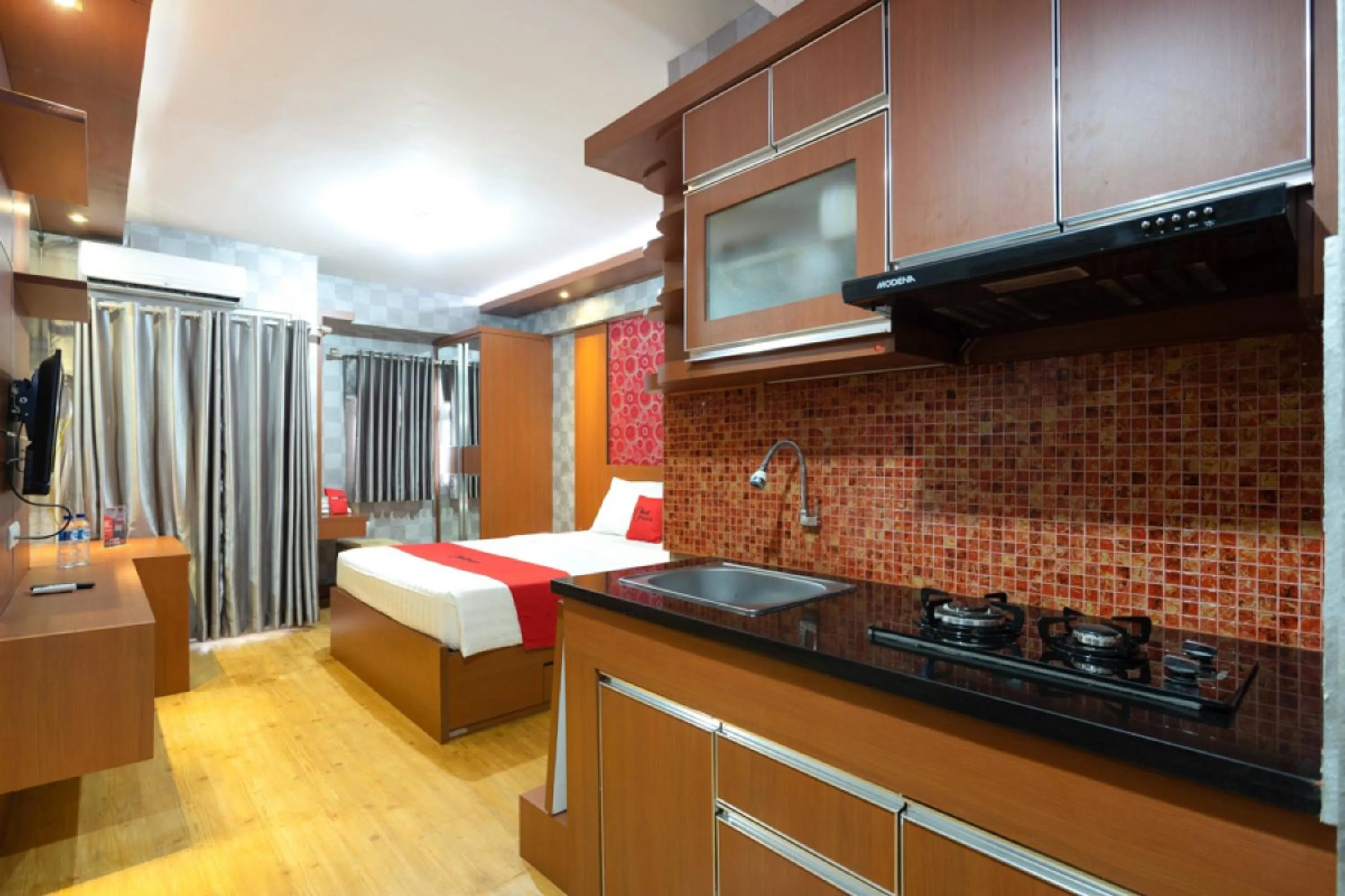Communal kitchen in RedDoorz Apartment at Bogor Valley