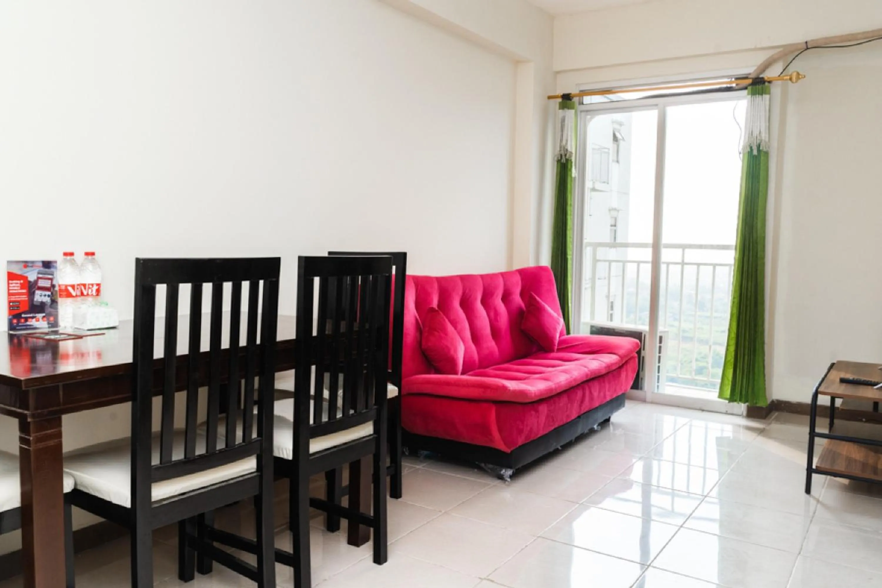 Seating area in RedDoorz Apartment at Bogor Valley