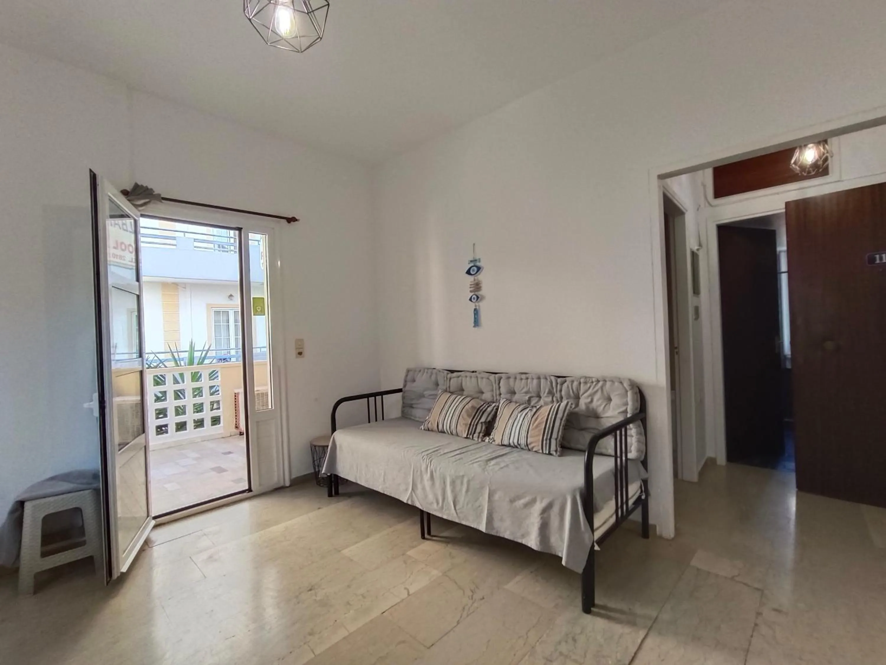 Living room, Bed in Albatross Apartments