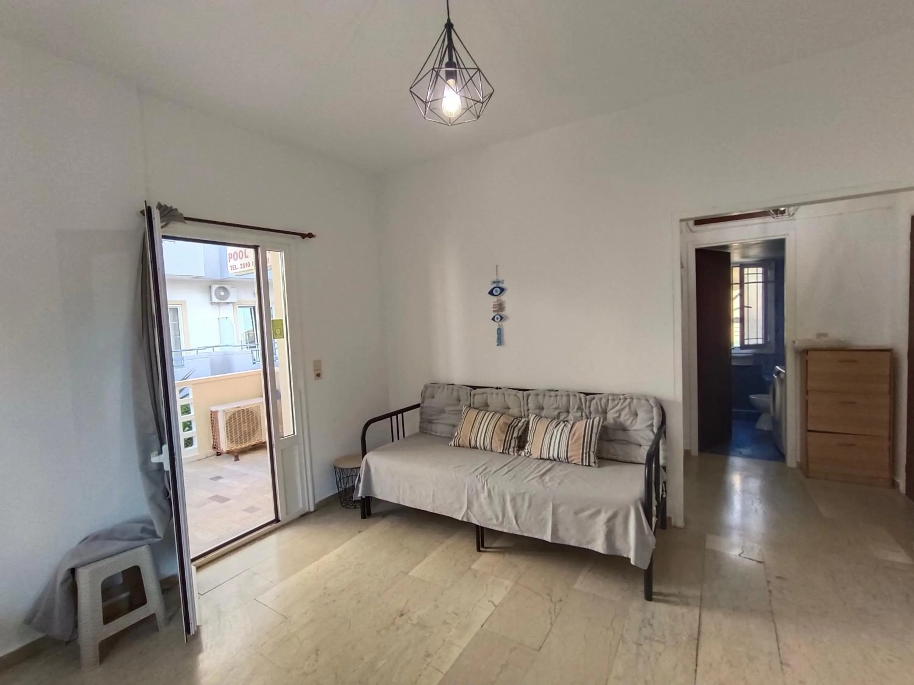 Living room, Bed in Albatross Apartments