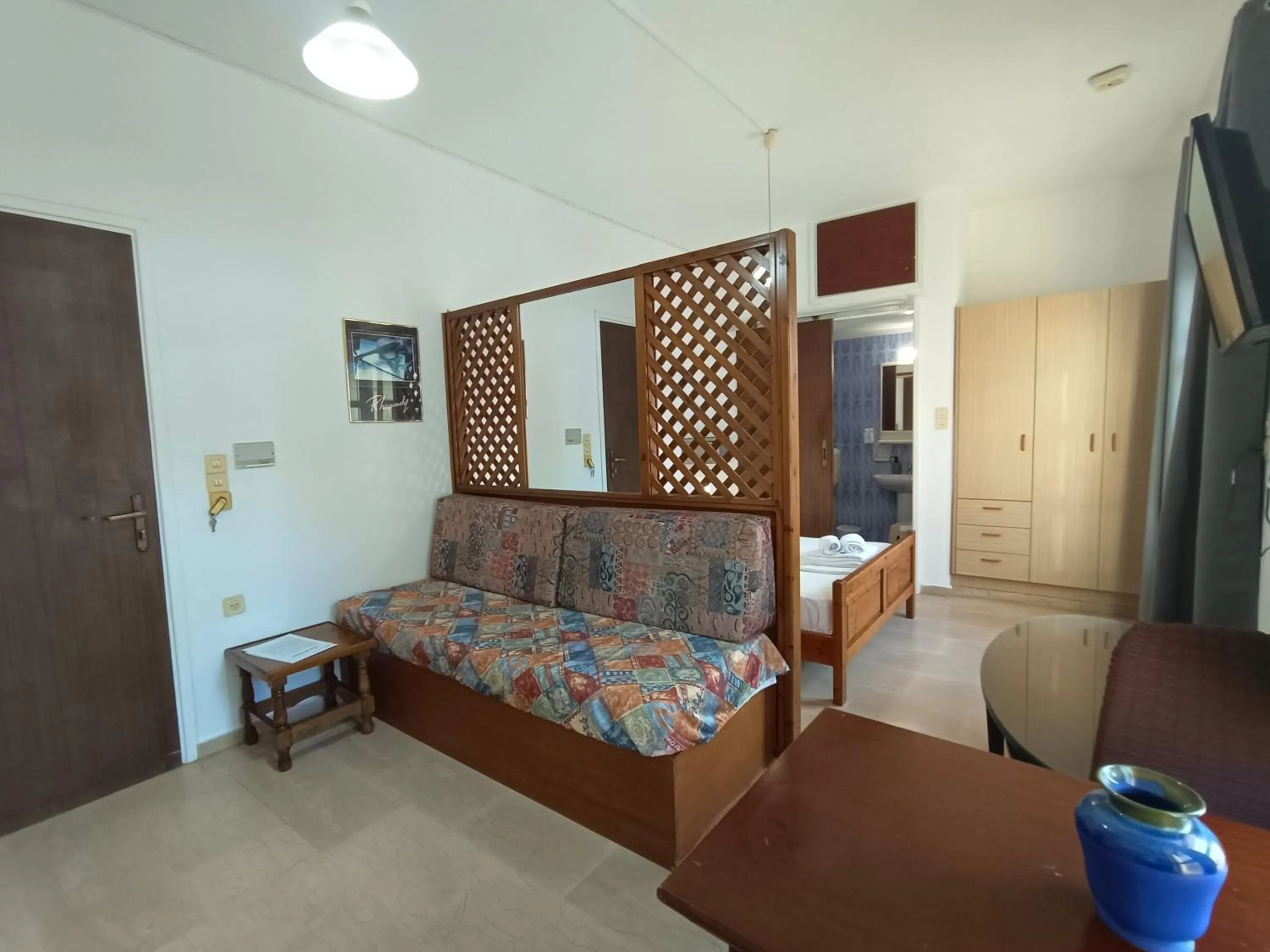 Living room, Bed in Albatross Apartments