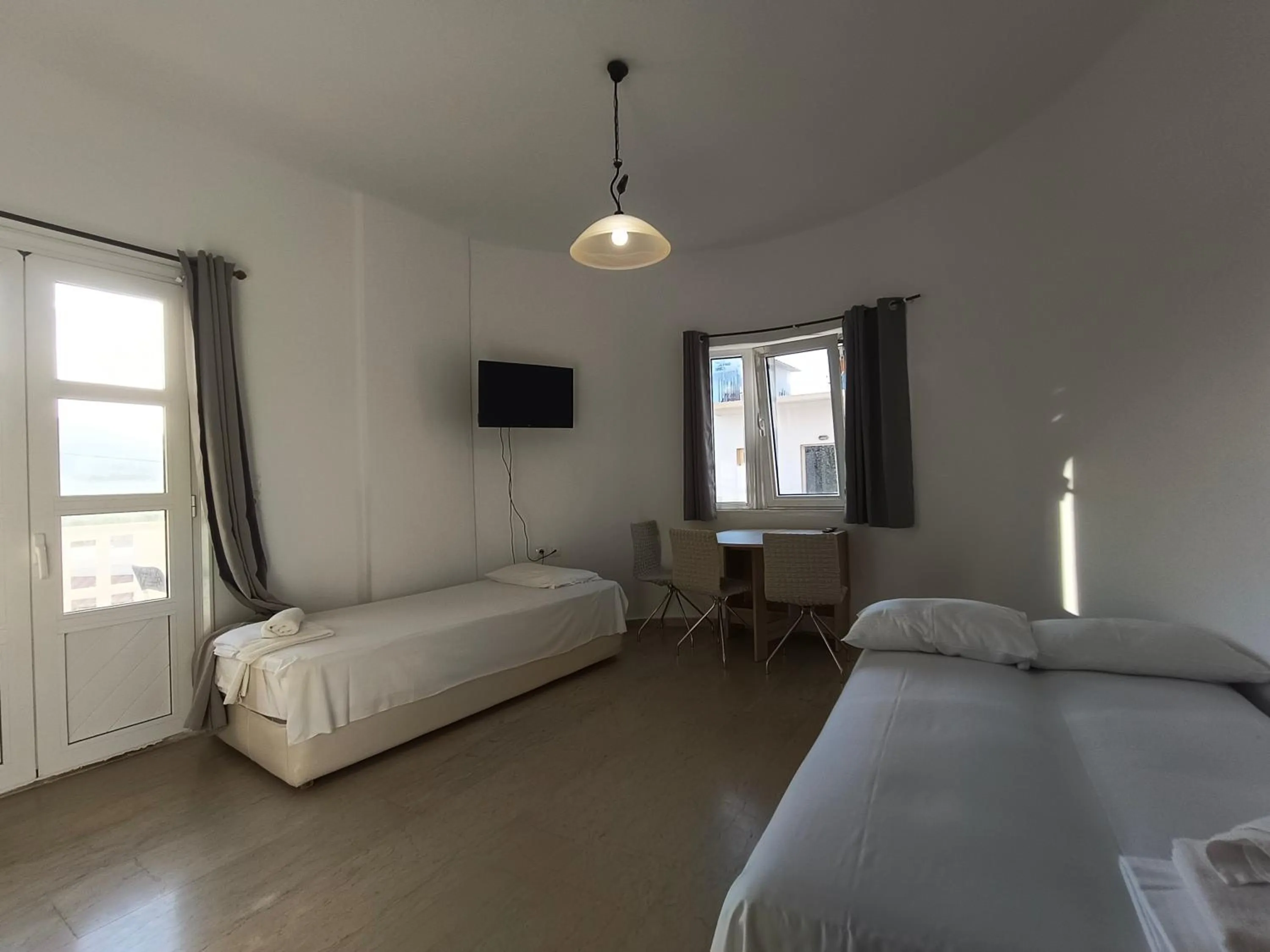 Living room, Bed in Albatross Apartments